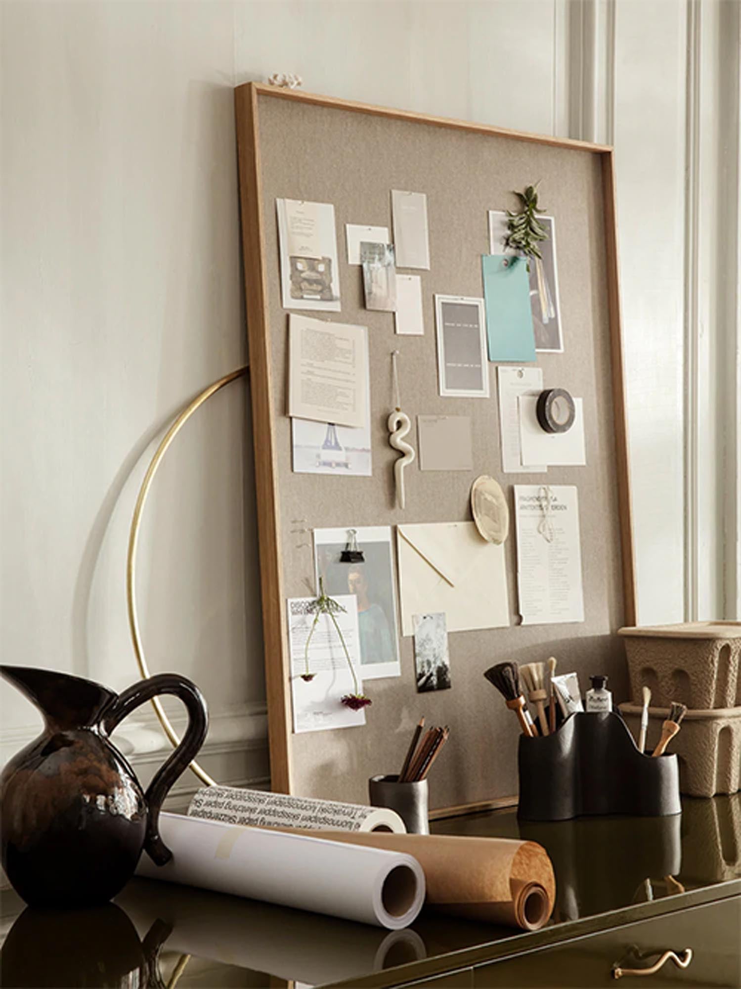 Grosse Pinnwand von Ferm Living mit stilvollem Eichenrahmen.