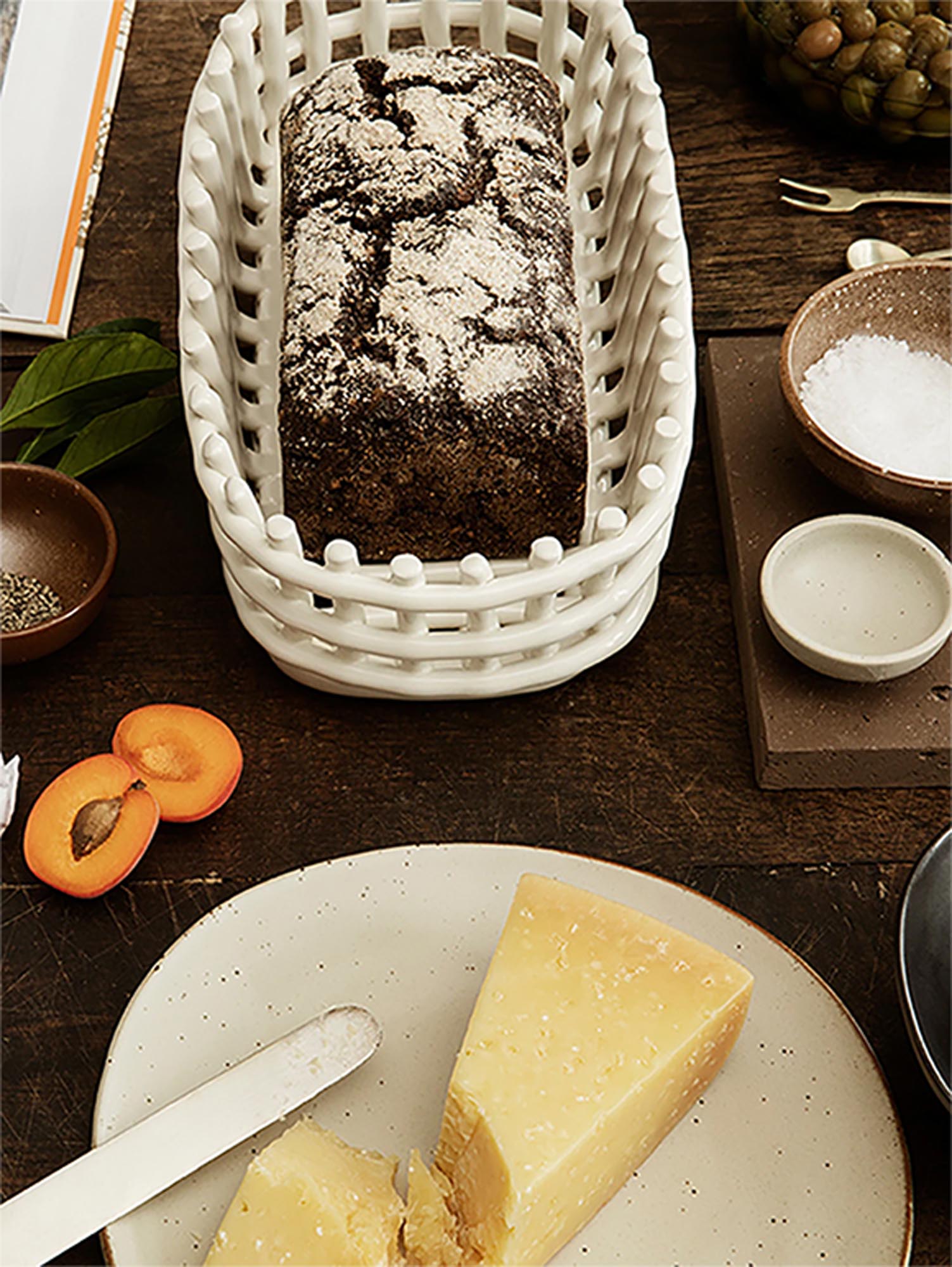 Handgefertigter ovaler Keramikkorb von Ferm Living für modernes Design.