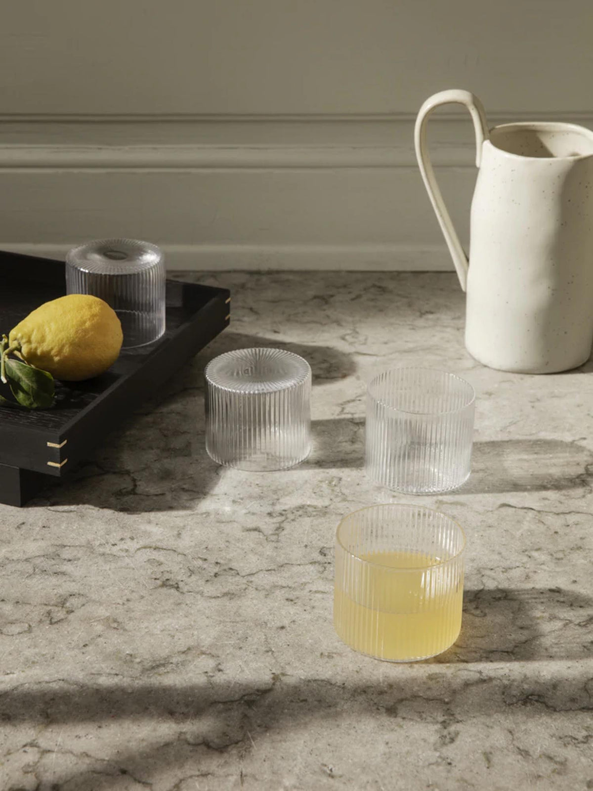 Flow Aufbewahrungsbehälter mit Löffel in Off-White präsentiert im Onlineshop von KAQTU Design AG. Krug ist von Ferm Living