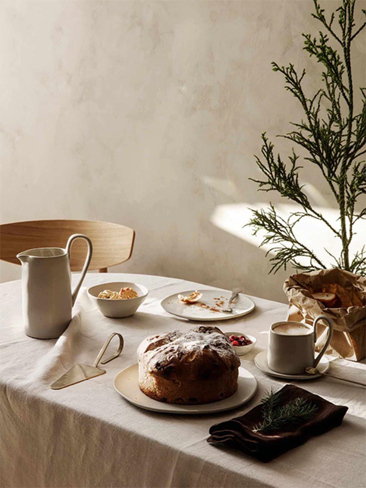 Flow Tasse in Off-White präsentiert im Onlineshop von KAQTU Design AG. Kaffeetassen ist von Ferm Living