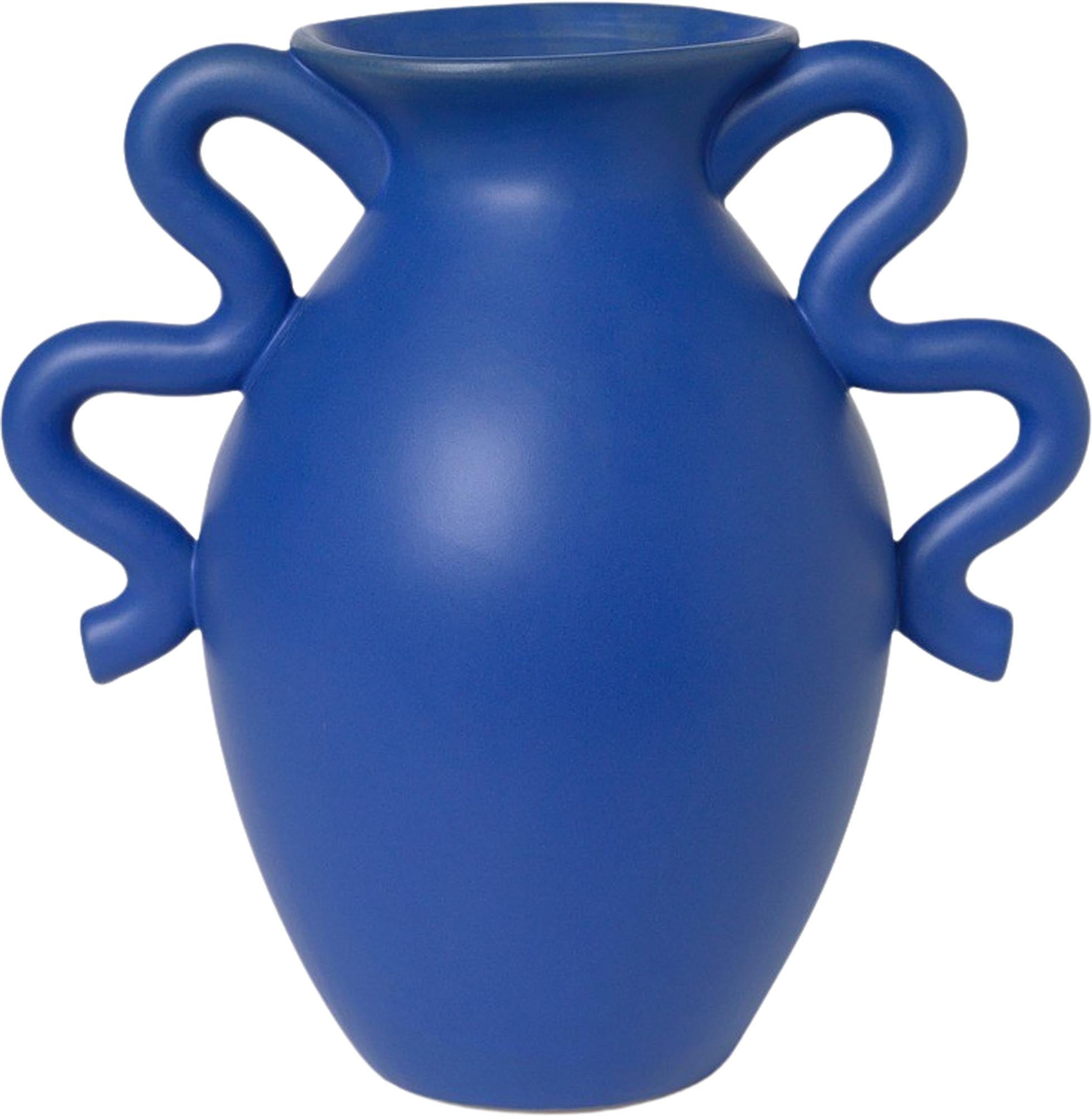 Entdecken Sie die Verso Vase von Ferm Living – ein einzigartiges Kunstwerk aus Steingut mit reaktiver Glasur, das jedem Raum Eleganz verleiht.