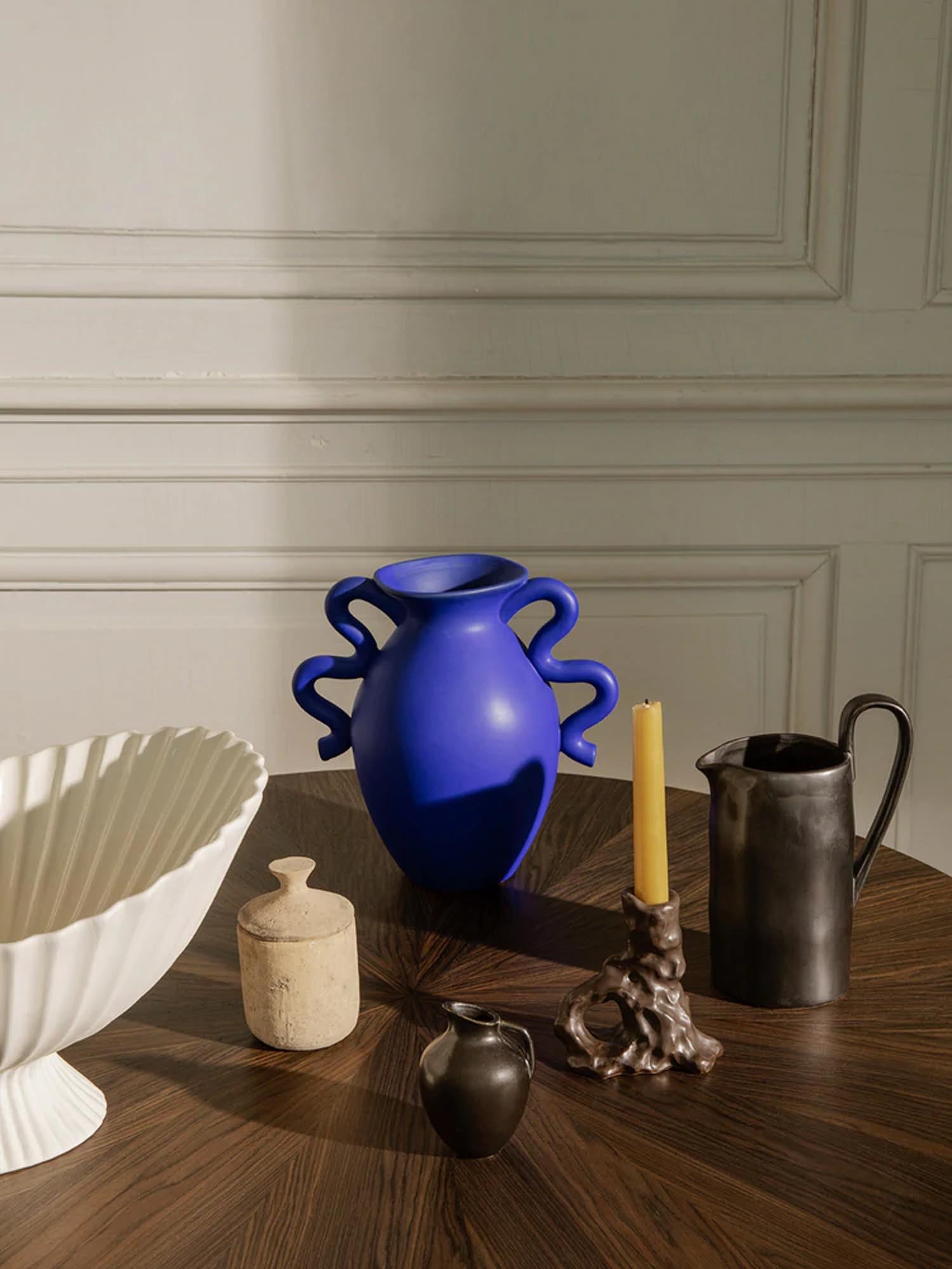 Verso Vase in Blau präsentiert im Onlineshop von KAQTU Design AG. Vase ist von Ferm Living