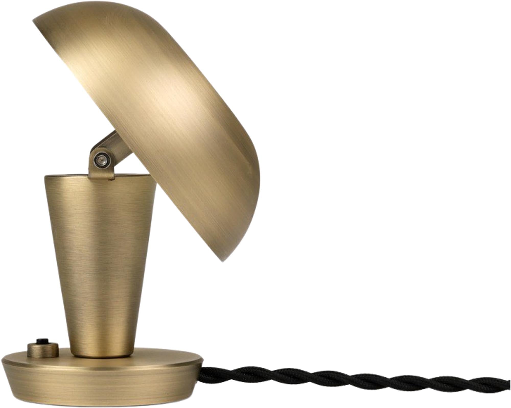 Entdecke die Tiny-Leuchte von Ferm Living – eine elegante Tischleuchte im Art déco-Stil, ideal für jeden Raum. Ihre zierliche Bauweise und praktische Kippfunktion machen sie zur perfekten dekorativen Lichtquelle.