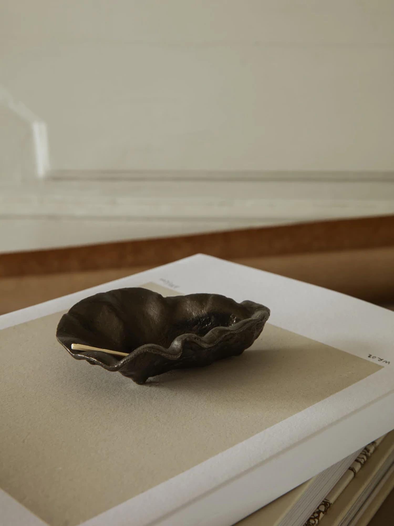 Elegante Oyster Schale aus Messing von Ferm Living: Kunstwerk und funktionales Accessoire für Schmuck oder Deko.