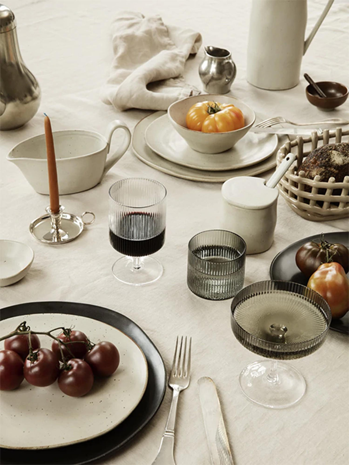 Flow Sauce Boat in Off-White präsentiert im Onlineshop von KAQTU Design AG. Aufbewahrungsbehälter ist von Ferm Living