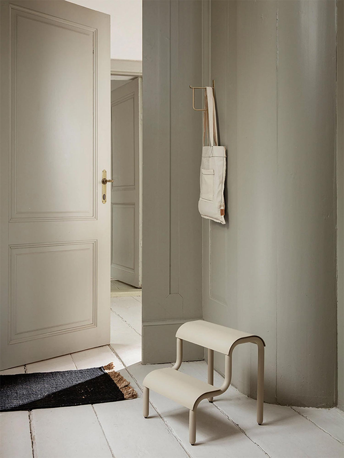 Block Matte in Schwarz / Natur präsentiert im Onlineshop von KAQTU Design AG. Badematte ist von Ferm Living