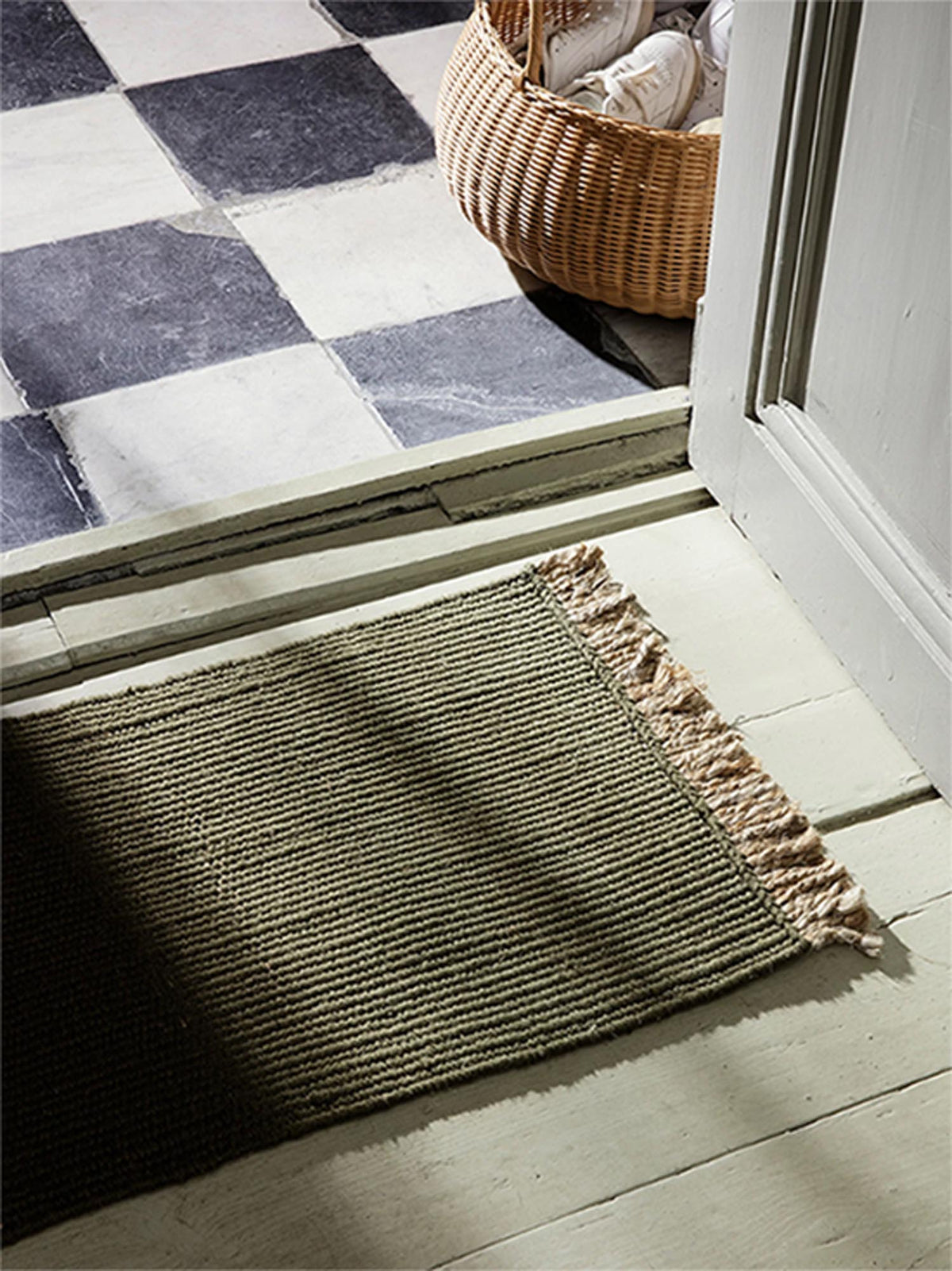Block Matte in Oliv / Natural präsentiert im Onlineshop von KAQTU Design AG. Badematte ist von Ferm Living