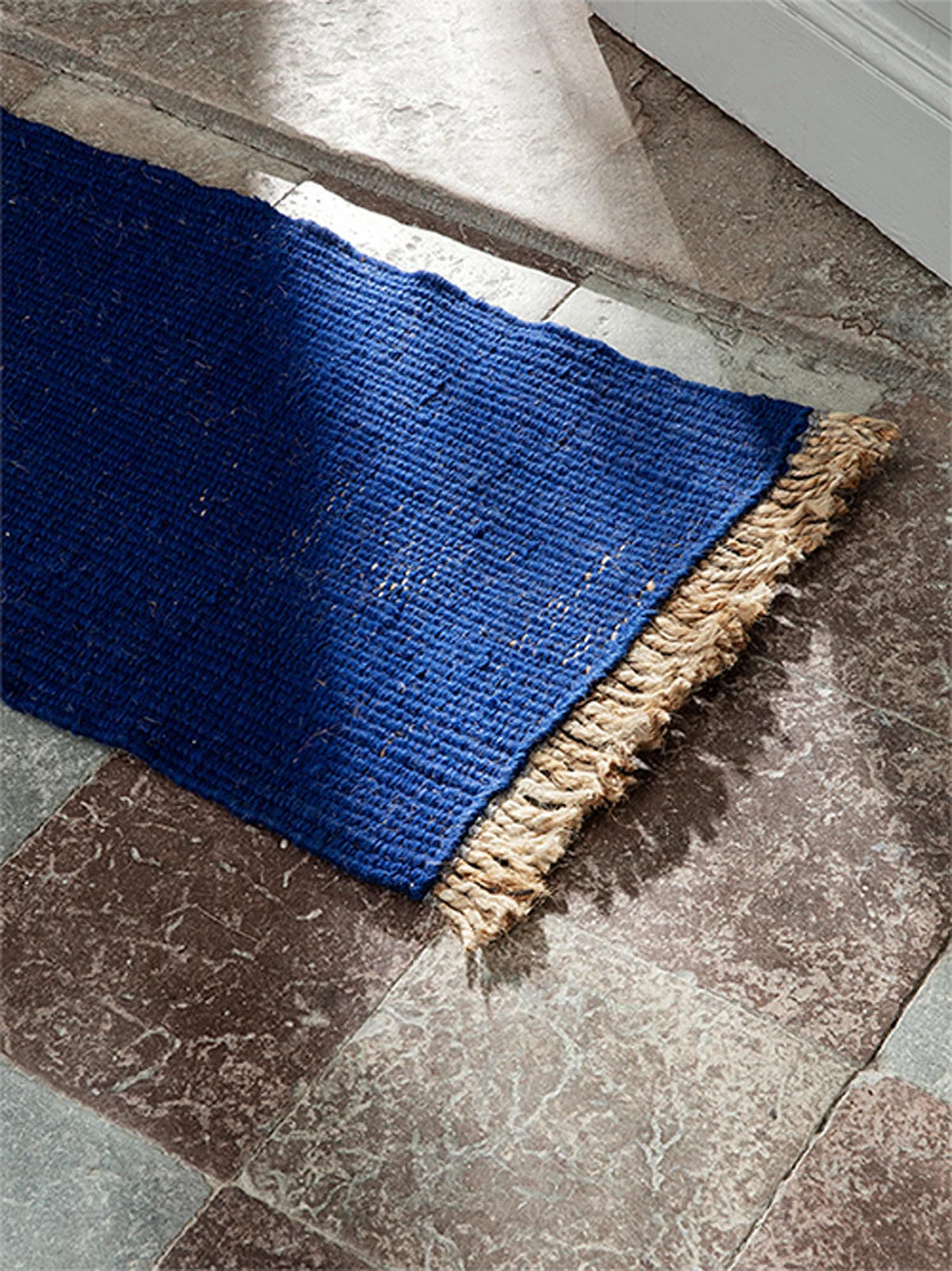 Block Matte in Blau / Natur präsentiert im Onlineshop von KAQTU Design AG. Badematte ist von Ferm Living