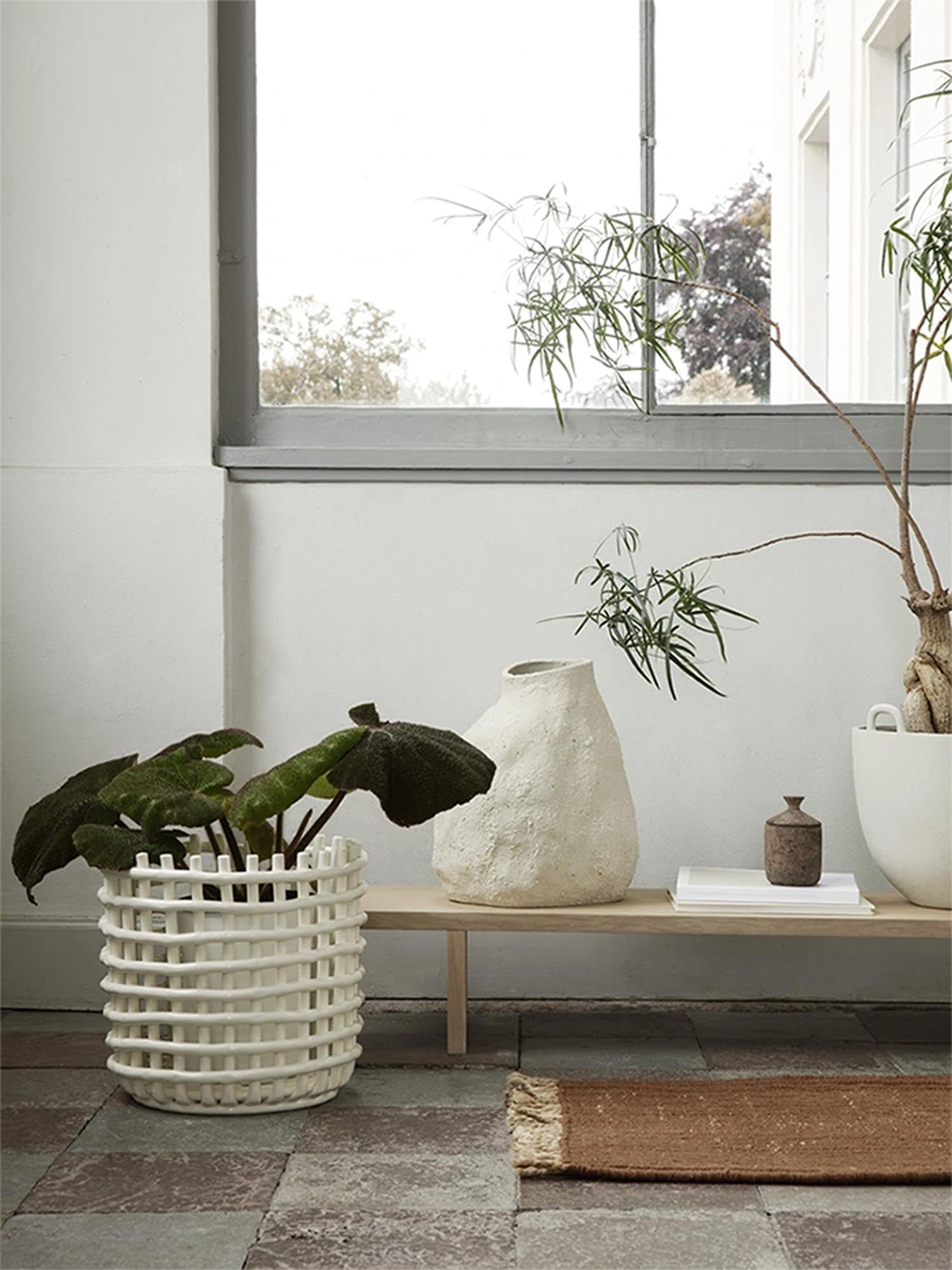 Die Block-Matte von Ferm Living vereint Nachhaltigkeit und Stil. Handgewebt aus recyceltem Material, perfekt für Flure und Eingänge.