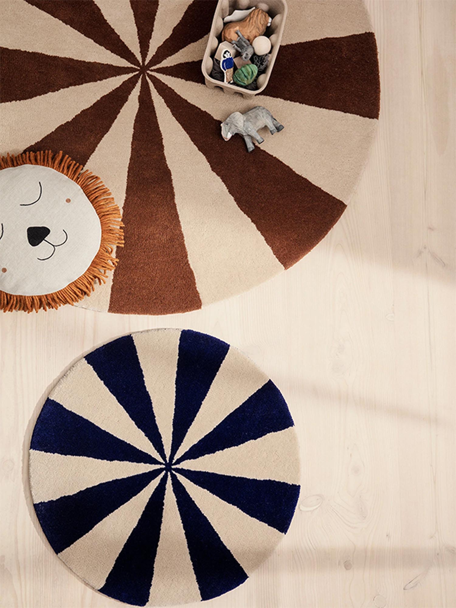 Der Arch Tufted Teppich von Ferm Living vereint modernes Design mit weicher neuseeländischer Wolle und bringt Farbe in jeden Raum.