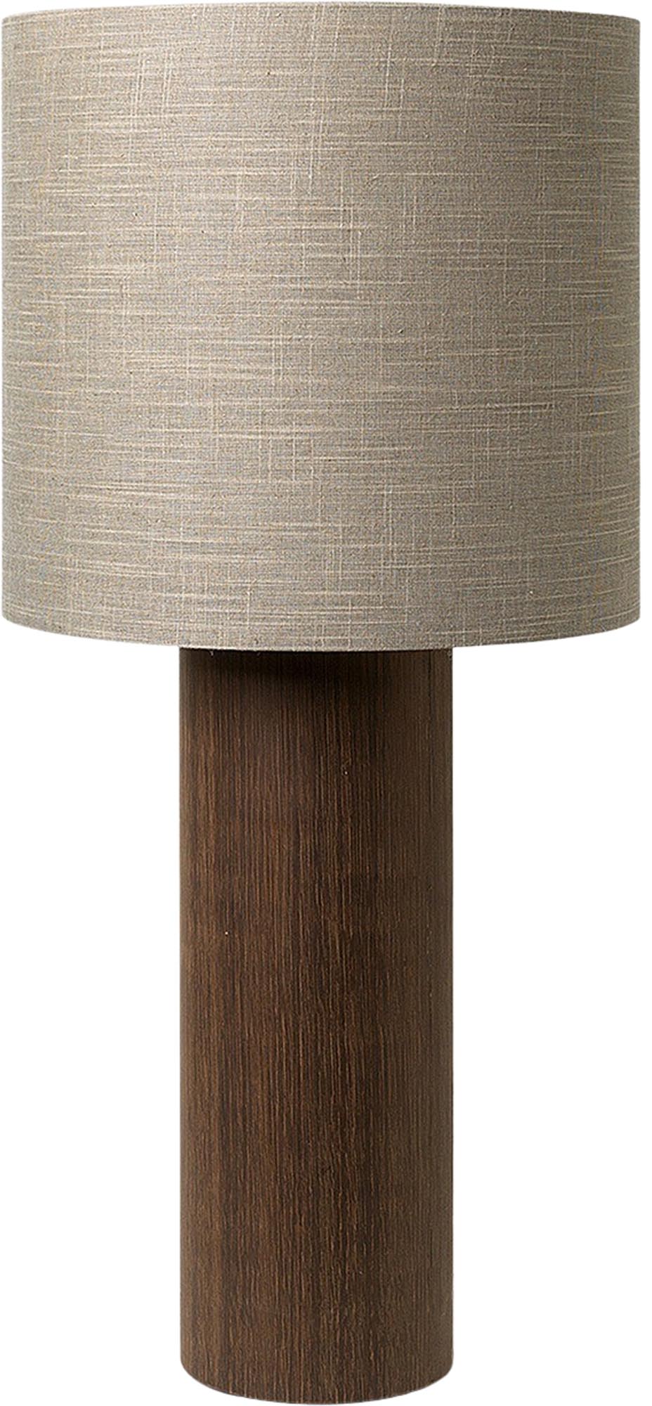 Die Post Stehleuchte von Ferm Living vereint brutalistische Ästhetik mit feinen Holzdetails, die für eine beeindruckende Raumwirkung sorgen.