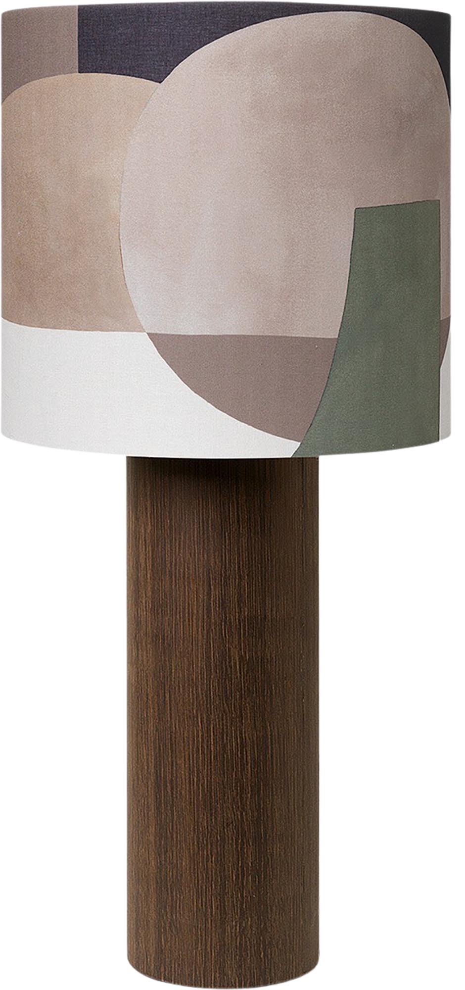 Die Post Stehleuchte von Ferm Living besticht durch ihre brutalistische Formensprache und elegante Holzverarbeitung, die jedem Raum Charakter verleiht.