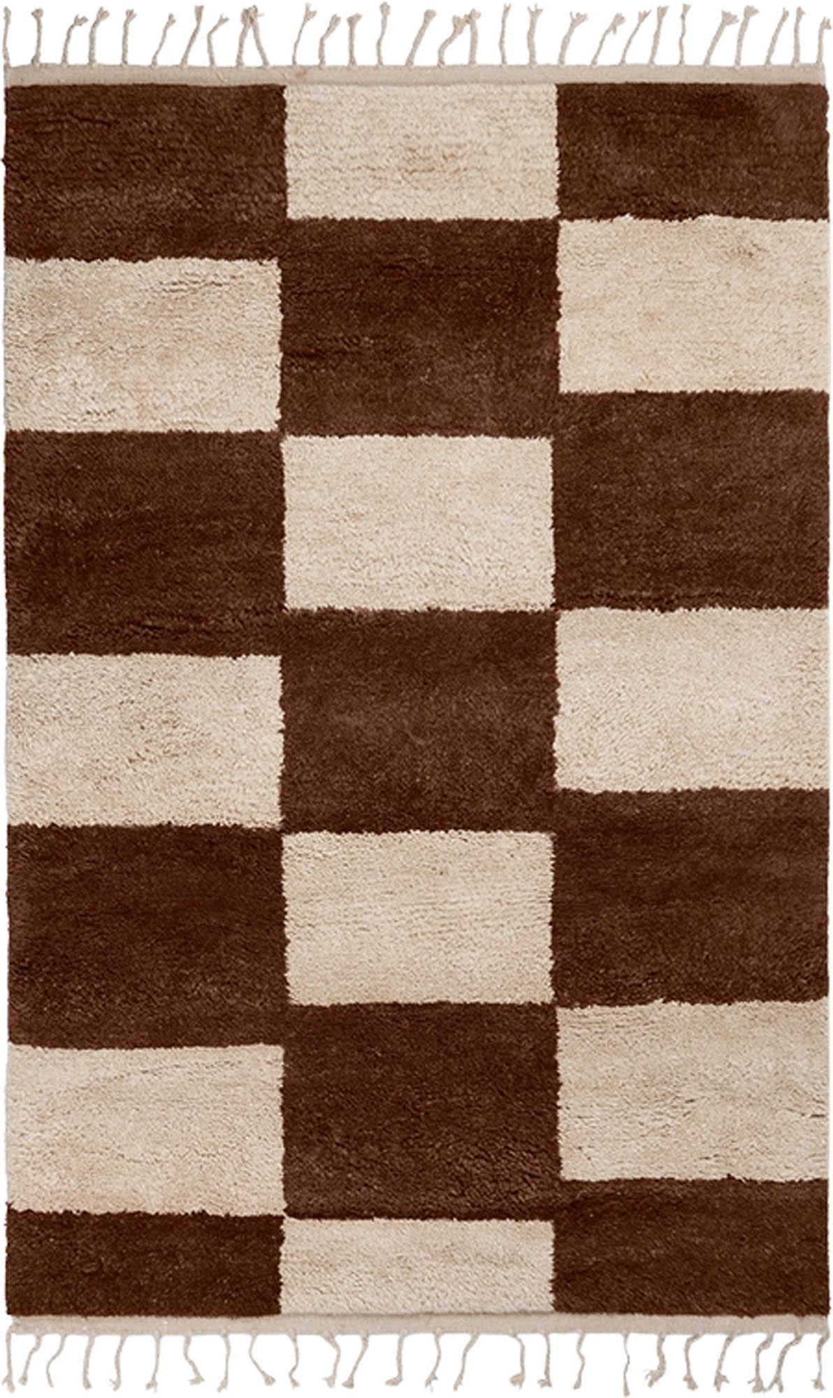 Entdecken Sie den Mara Teppich von Ferm Living – ein nachhaltiger, handgetufteter Teppich aus GOTS-zertifizierter Bio-Baumwolle mit modernem Karomuster und Fransen. Ideal für Wohnräume, Schlafzimmer und Flure.