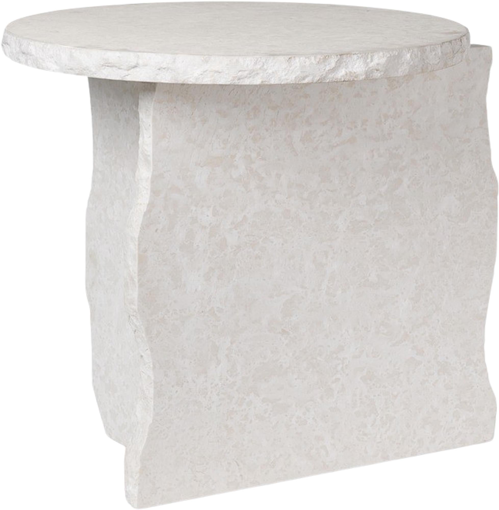 Mineral-Skulpturtisch von Ferm Living: Handgefertigt aus Bianco Curia-Marmor, vereint er Kunst und Funktionalität in brutalistischem Design.