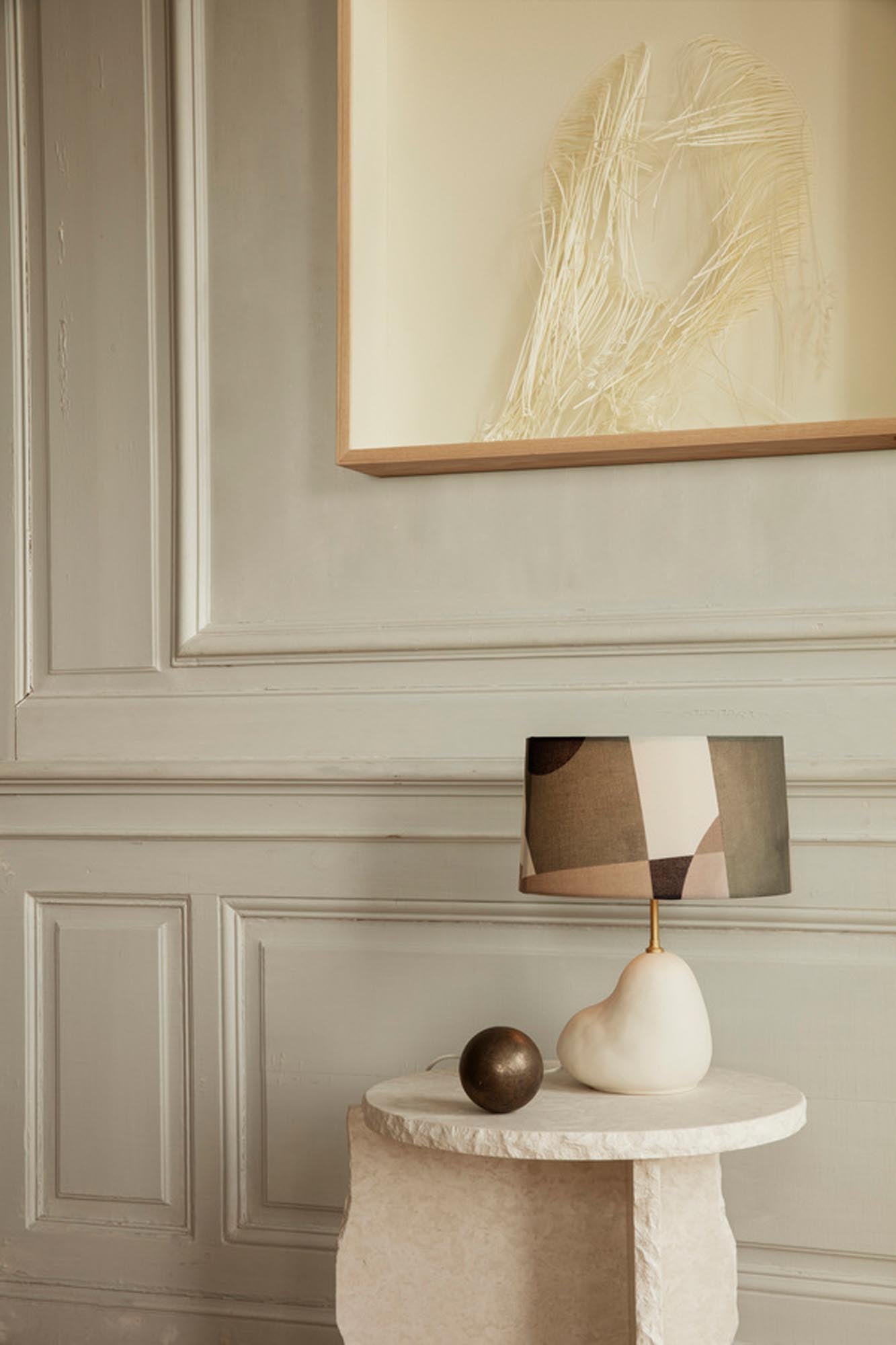 Eleganter Tisch aus Bianco Curia-Marmor, handgefertigt in einer markanten T-Form mit einzigartigen, organischen Kanten für einen modernen Look.