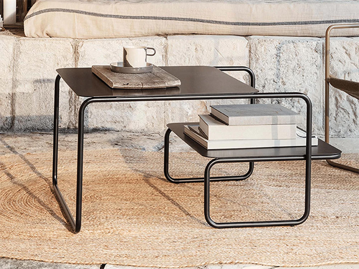Level Couchtisch von Ferm Living aus pulverbeschichtetem Stahl in Schwarz, asymmetrisches Gestell mit zwei Ablageebenen, für innen und aussen.