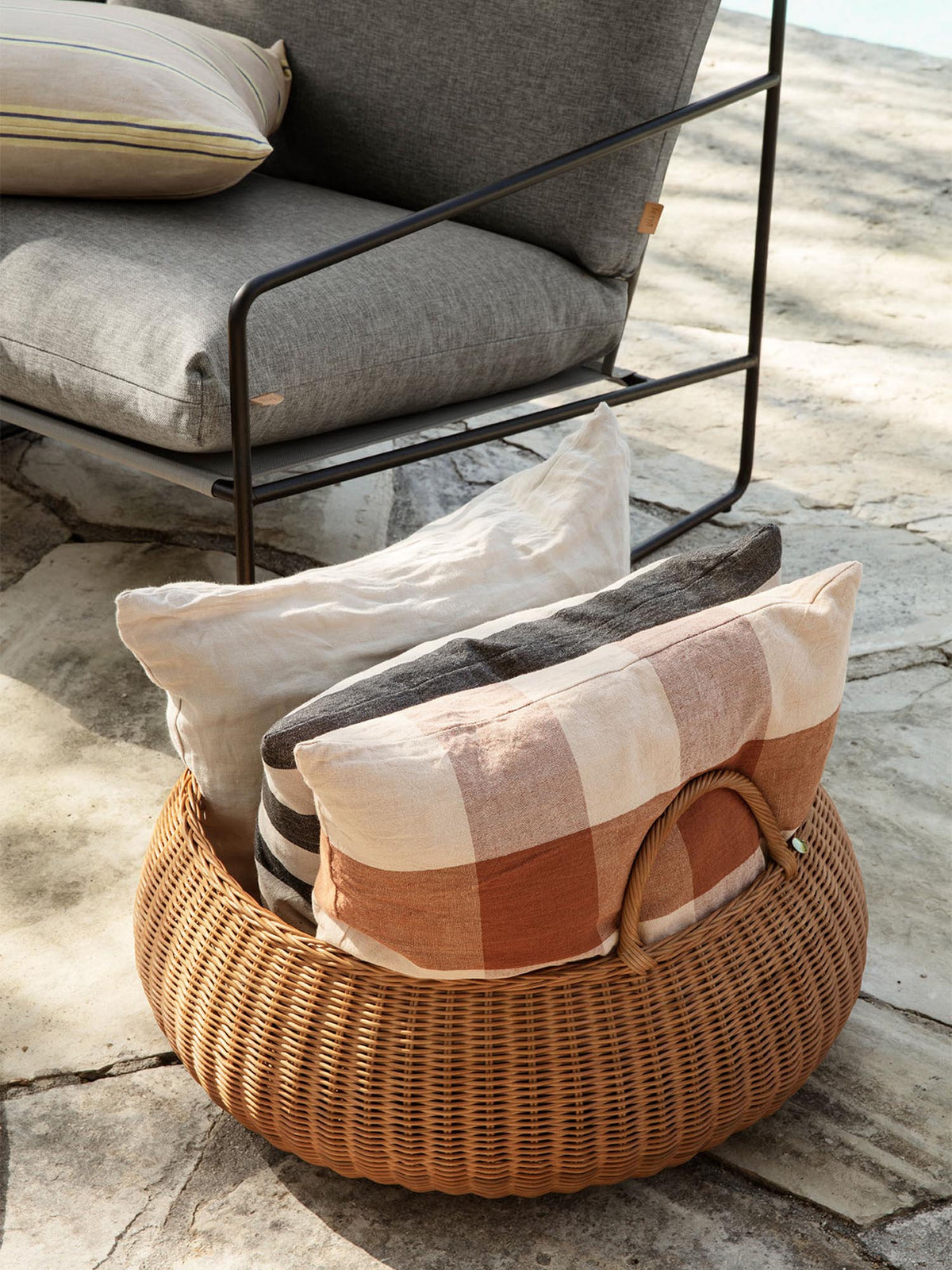 Geflochtener Korb tief in Natur präsentiert im Onlineshop von KAQTU Design AG. Aufbewährungskörbe ist von Ferm Living