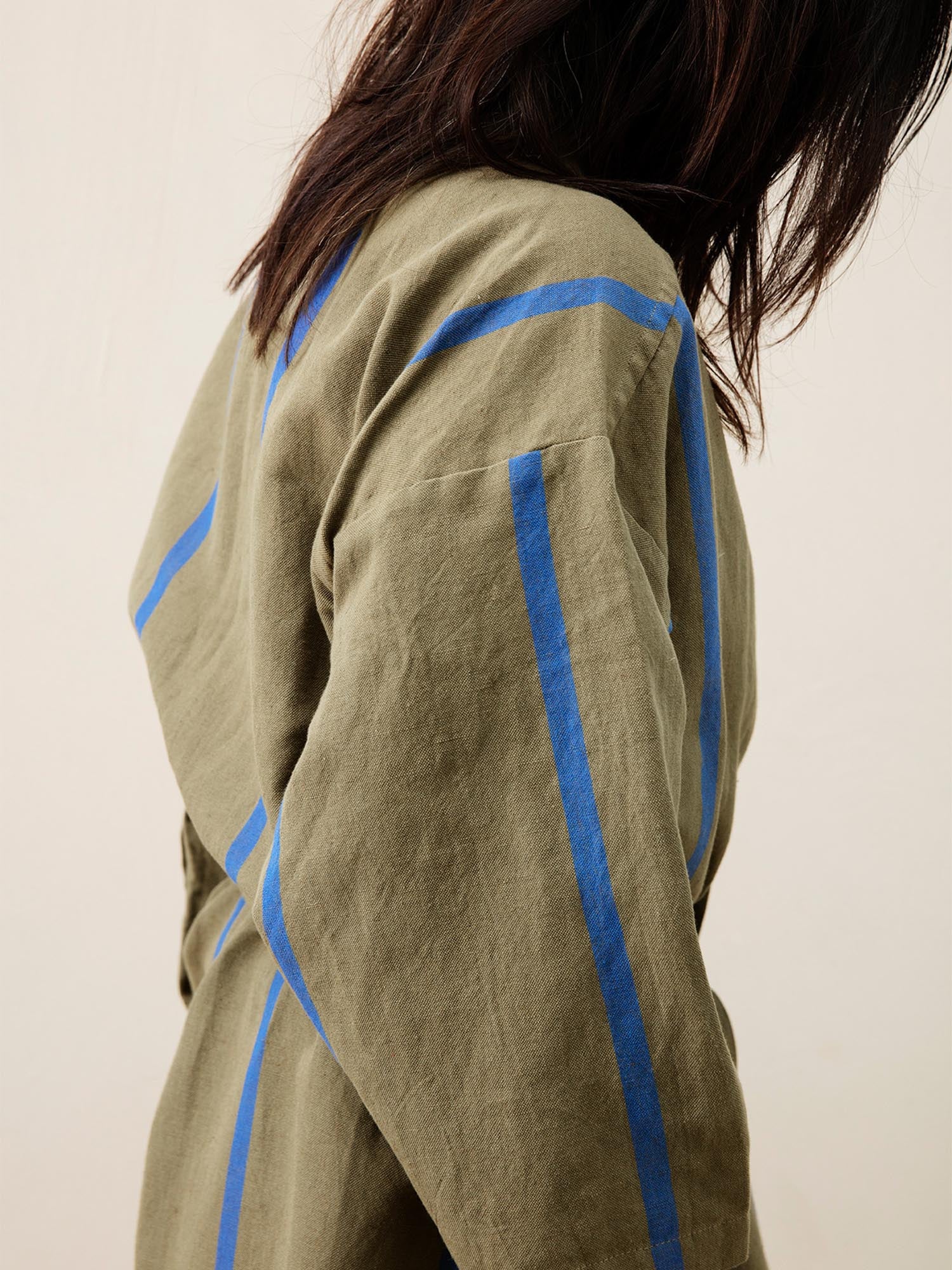 Entdecken Sie den eleganten Field Bademantel von Ferm Living in Olivgrün/Blau. Ideal für entspannte Momente, aus 50% Leinen und 50% Baumwolle.