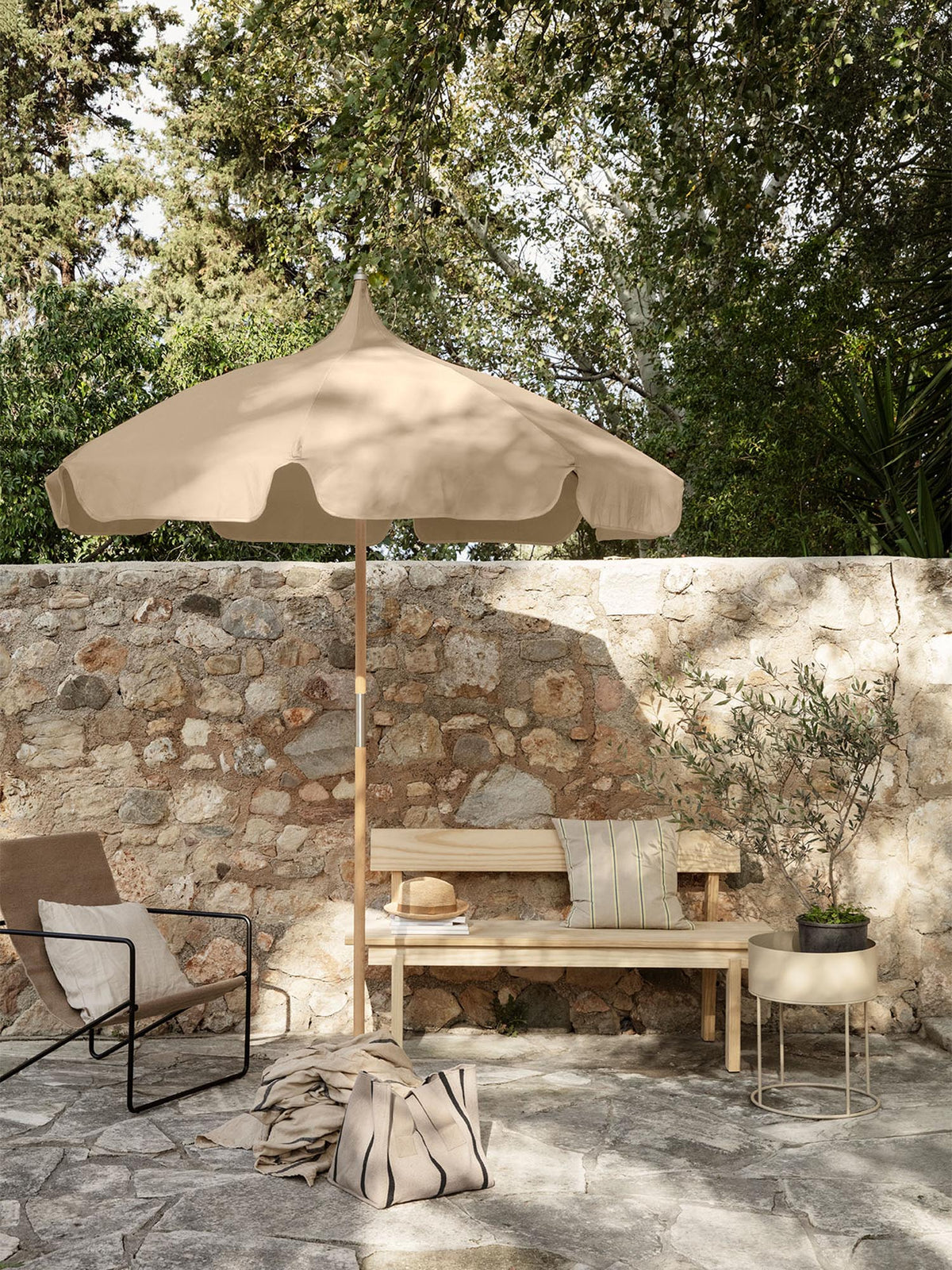 Lulle Sonnenschirm in Kaschmir präsentiert im Onlineshop von KAQTU Design AG. Sonnenschirm ist von Ferm Living
