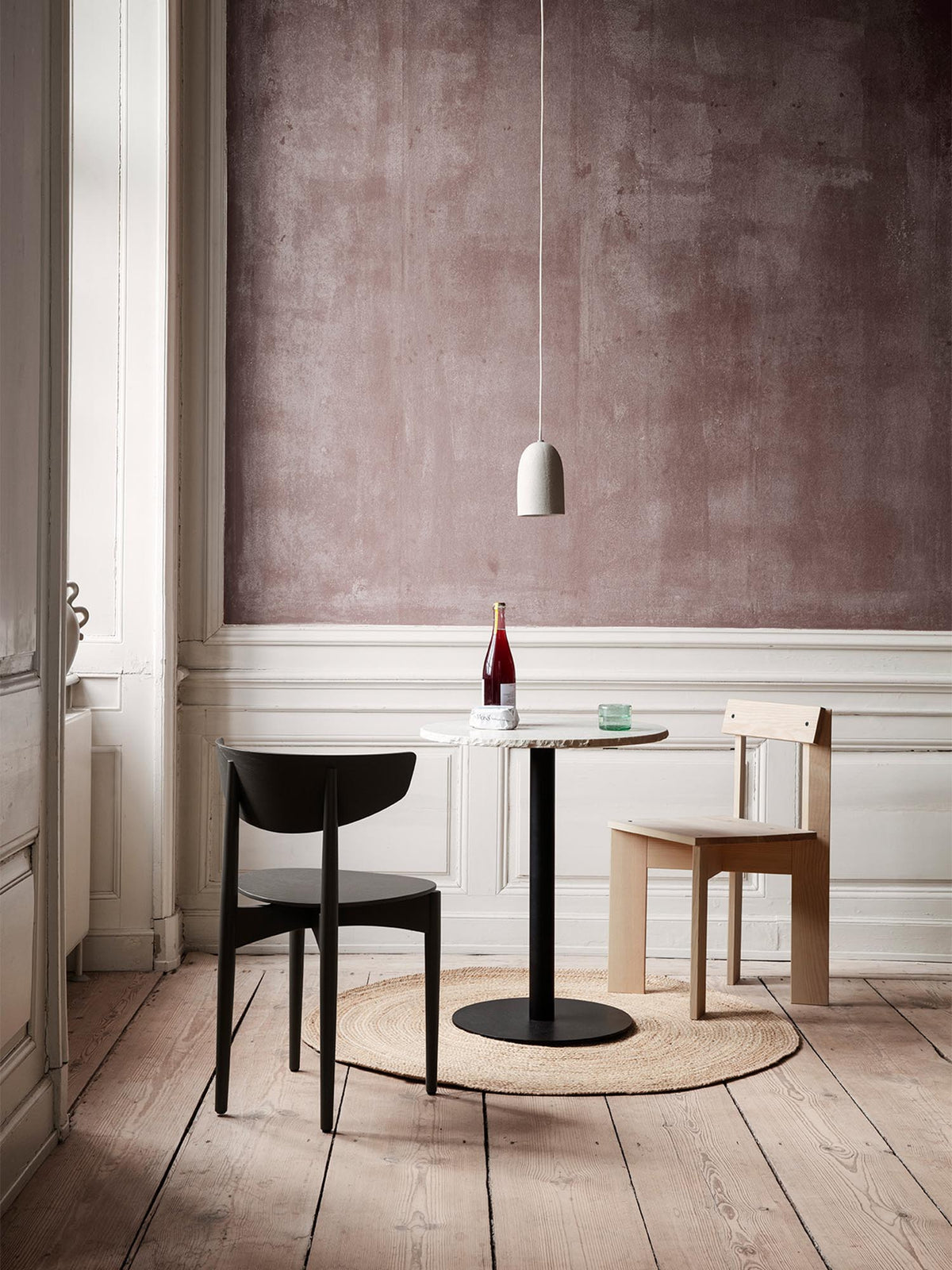 Mineral Cafétisch in Weiss / Schwarz präsentiert im Onlineshop von KAQTU Design AG. Esstisch ist von Ferm Living