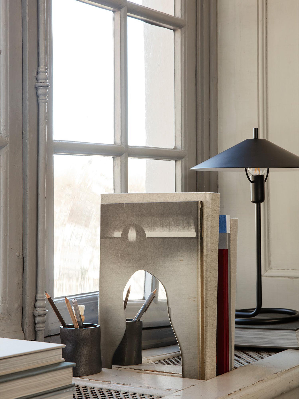 Pond Buchstützen in Silber präsentiert im Onlineshop von KAQTU Design AG. Bürozubehör ist von Ferm Living