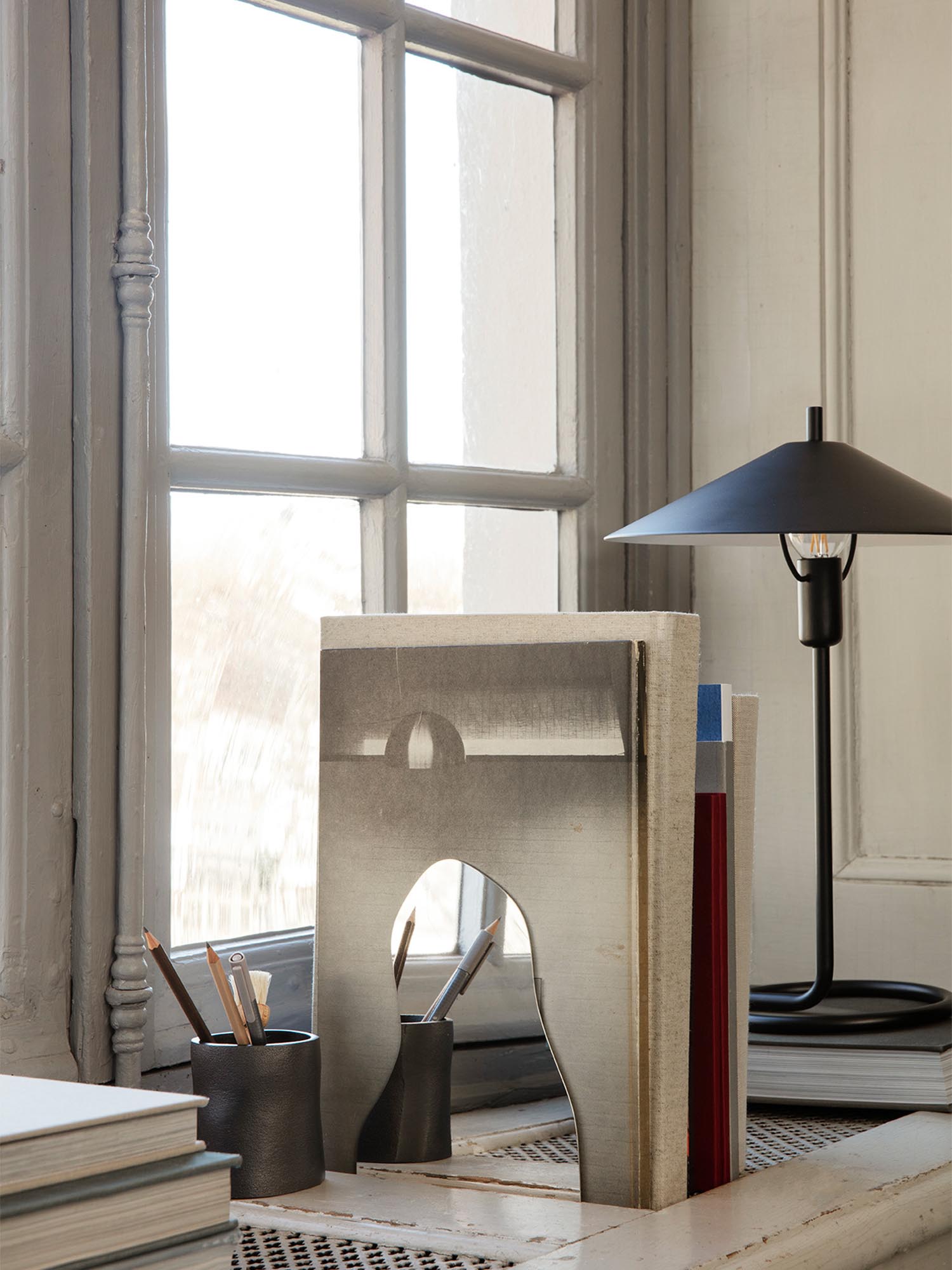 Stilvolle Pond Buchstützen aus poliertem Edelstahl von Ferm Living.