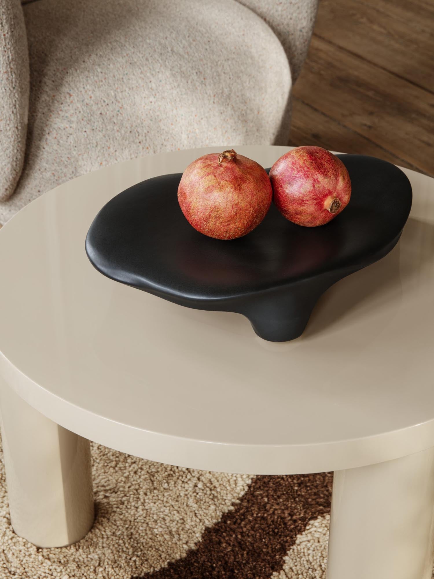 Eleganter kleiner Couchtisch aus Kaschmir von Ferm Living, ideal für stilvolle Wohnräume und gemütliche Atmosphäre.