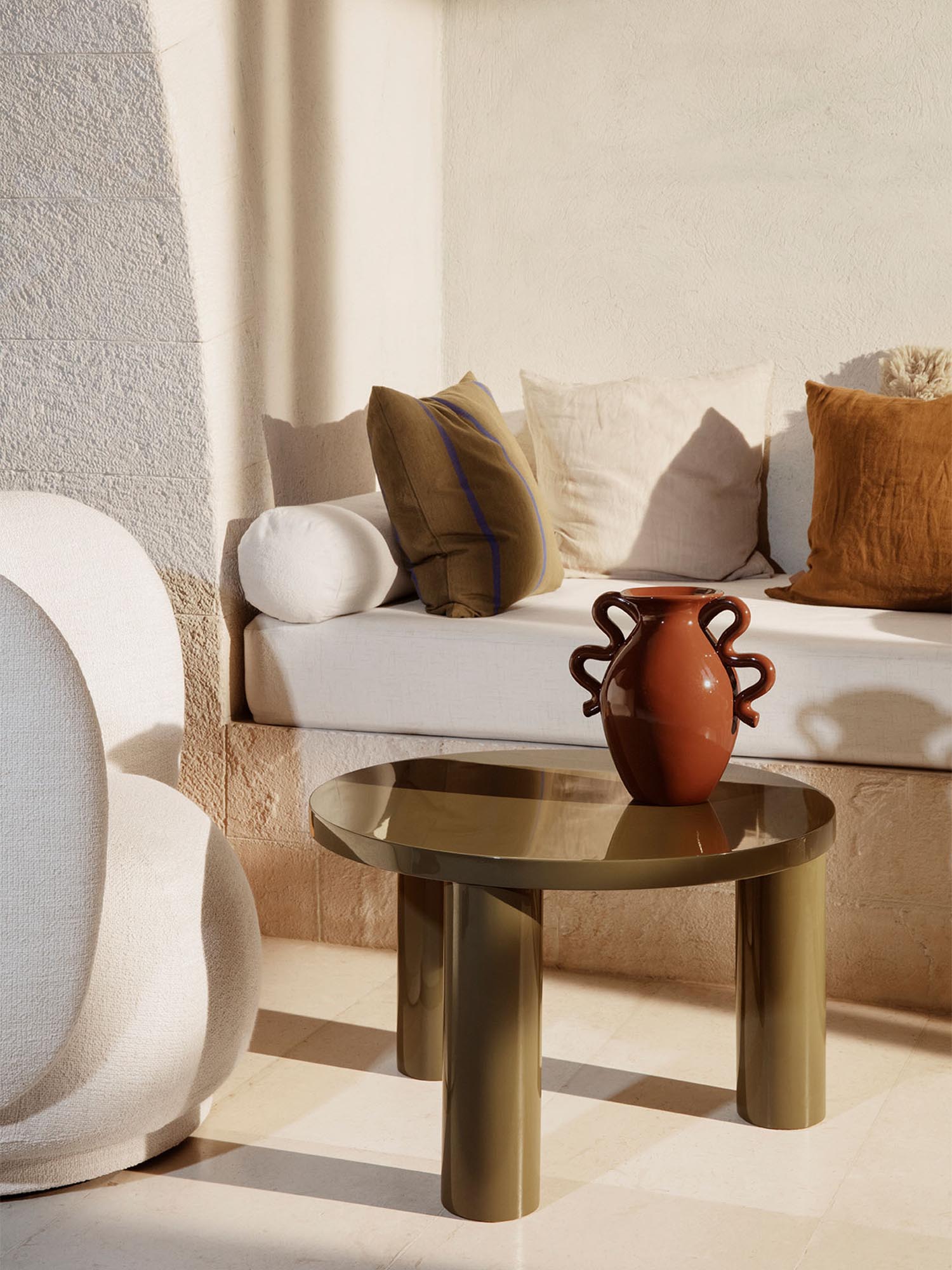 Eleganter kleiner Cafétisch in Olivgrün von Ferm Living, ideal für stilvolle Wohnräume und gemütliche Kaffeepausen.