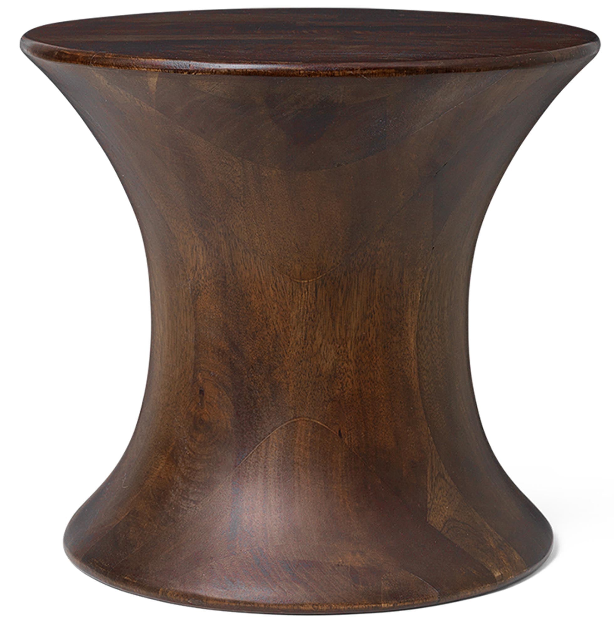 Entdecken Sie den Spin-Hocker von Ferm Living: ein stilvolles, funktionales Möbelstück aus FSC®-zertifiziertem Mangoholz für Ihr Zuhause.