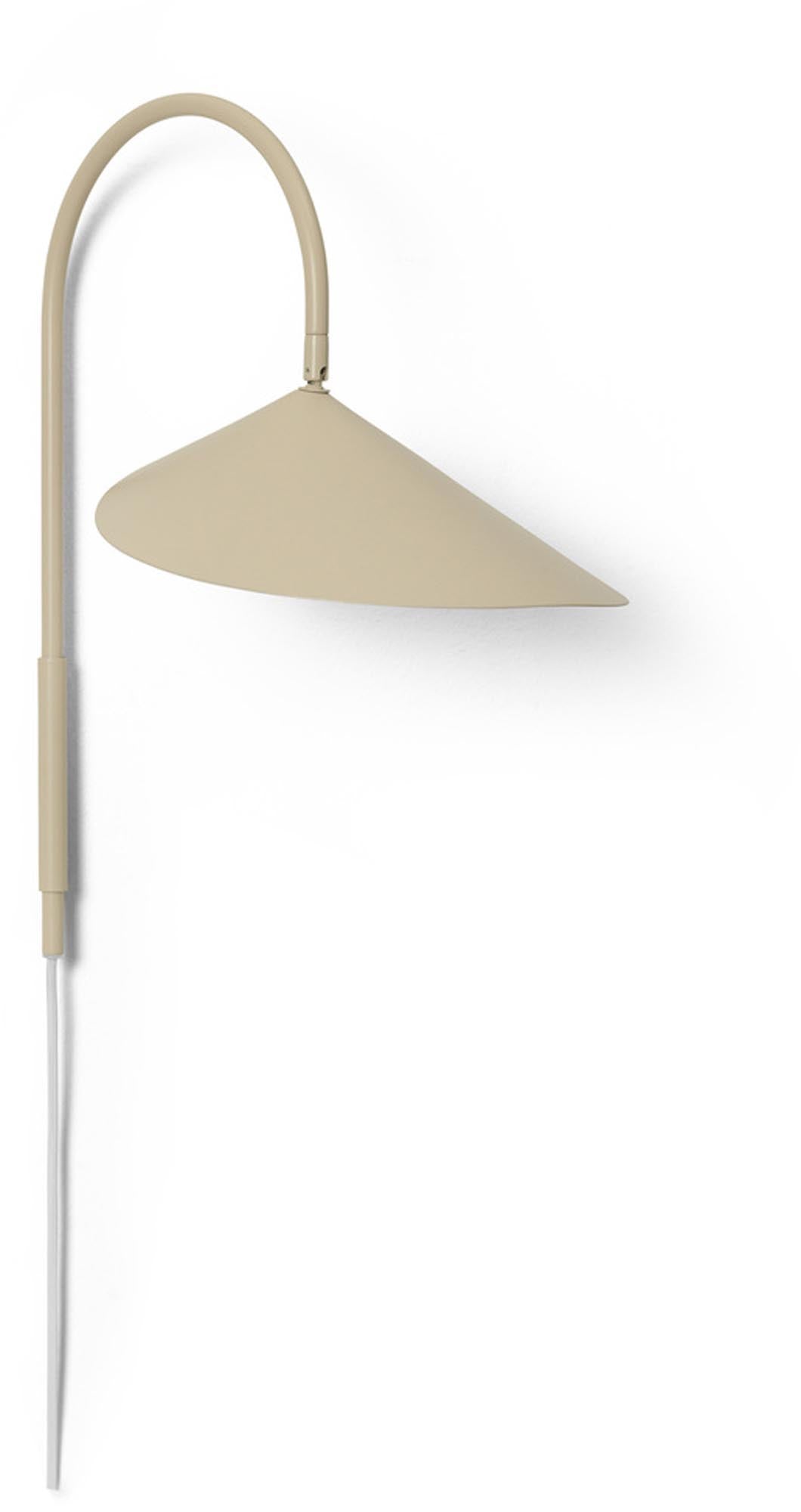 Entdecke die vielseitige Arum Swivel Wandleuchte von Ferm Living, die mit ihrem organischen Design und schwenkbarem Arm für perfektes Licht sorgt.