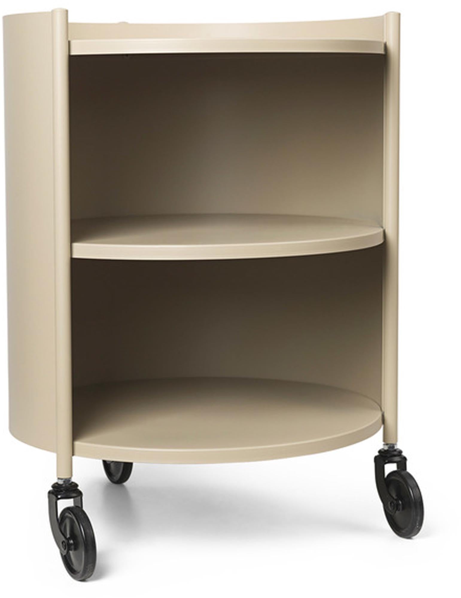 Entdecke den Eve Trolley von Ferm Living: ein vielseitiger, mobiler Stauraum aus pulverbeschichtetem Stahl mit Zylinderform und praktischen Ablageflächen.