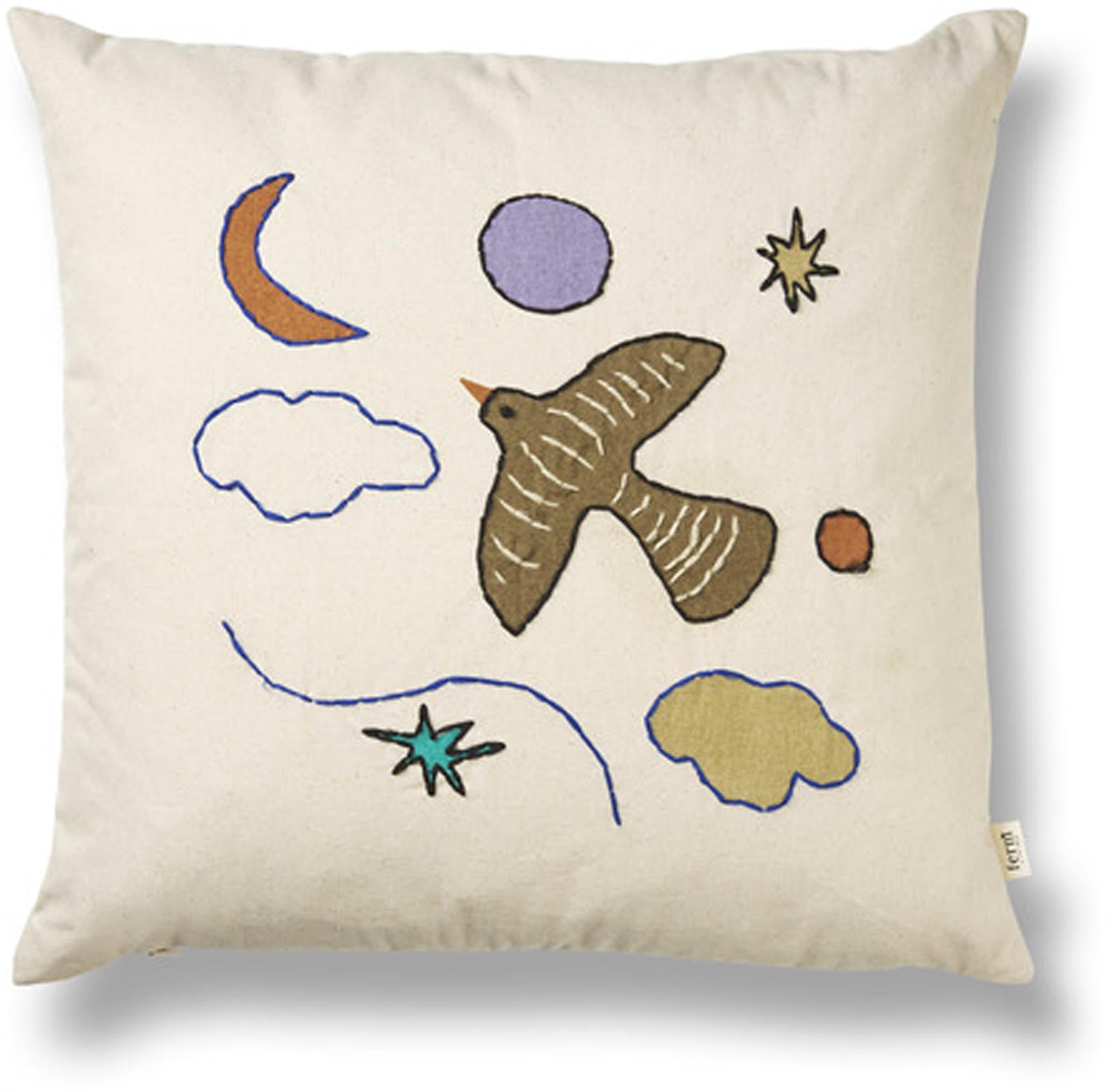 Entdecke die Naïve-Kissen von Ferm Living: nachhaltig, handgestickt und perfekt für das Kinderzimmer. Stil und Komfort vereint!