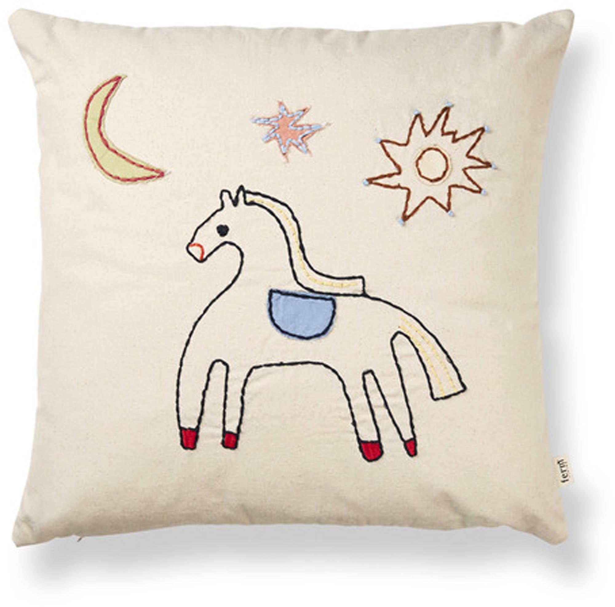 Das Naive Kissen von Ferm Living besticht durch sein minimalistisches Design und hochwertige Materialien für stilvolle Akzente.