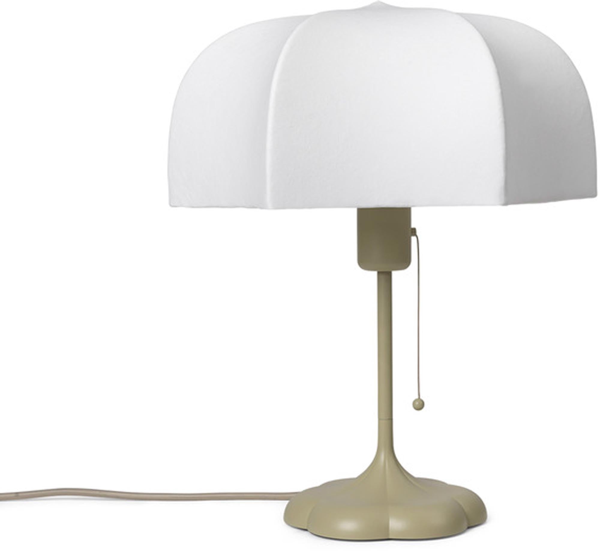 Entdecke den eleganten Rink Esstisch von Ferm Living. FSC® zertifiziert, hochglänzende Lackierung, perfekte Ergänzung für dein Esszimmer.