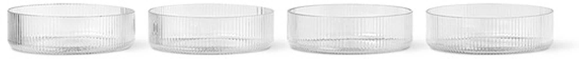 Entdecke den Shard Free Spiegel von Ferm Living – ein stilvoller Standspiegel mit pulverbeschichtetem Stahlrahmen, ideal für jedes Zuhause.