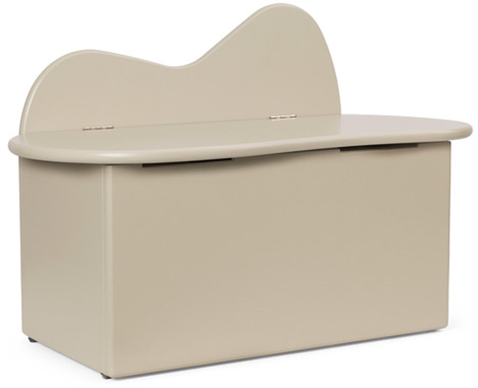 Entdecken Sie den stilvollen Vault Beistelltisch von Ferm Living. Ideal für moderne Wohnräume, bietet er elegantes Design und Funktionalität.