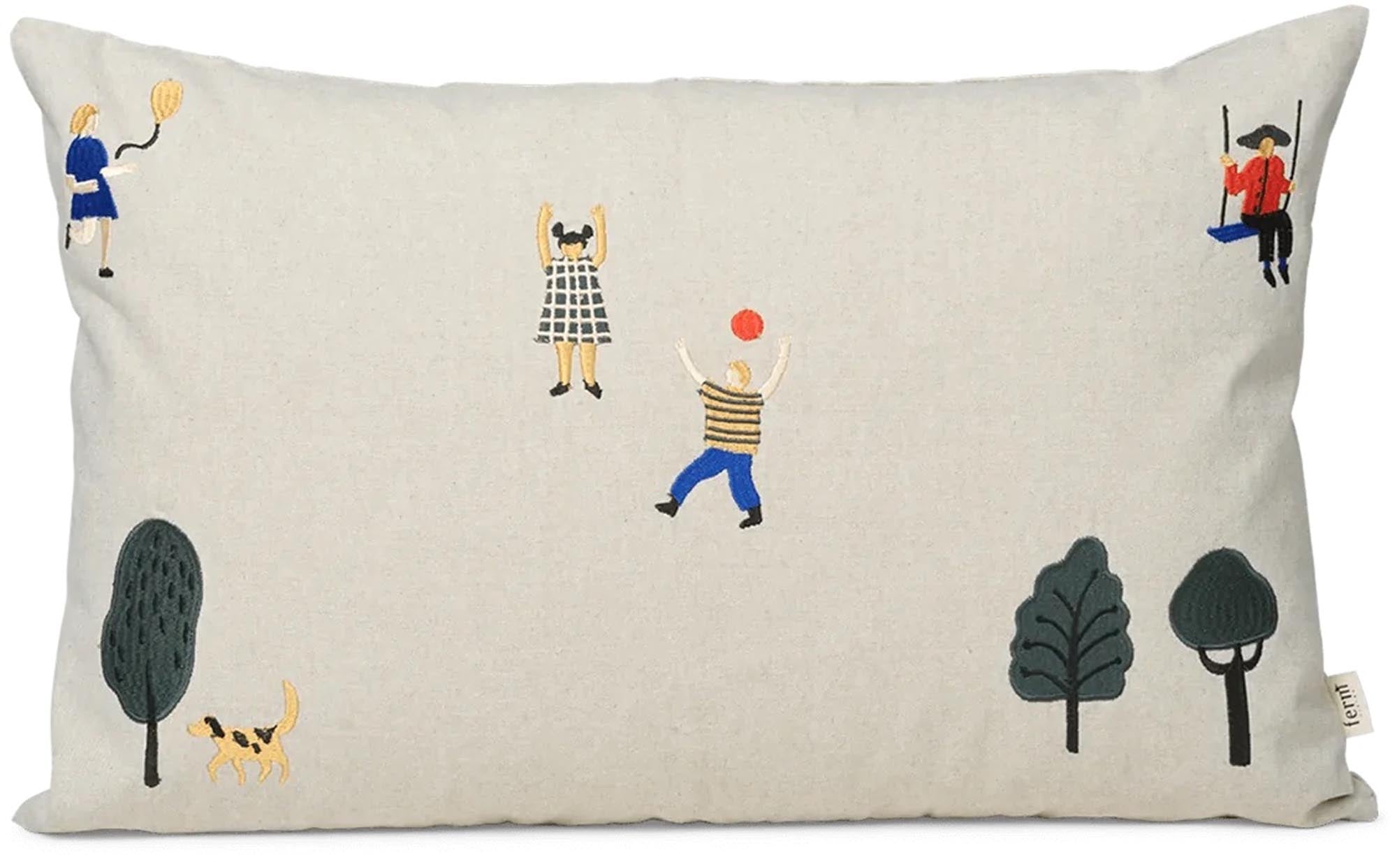 Entdecke den Park Kissenbezug von Ferm Living – ideal für Kinderzimmer! Verspielt, aus 100% GOTS-zertifizierter Baumwolle, kuschelig und stilvoll.