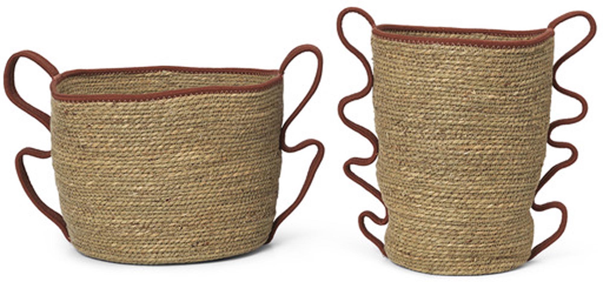 Entdecke die stilvollen Aufbewahrungskörbe im 2er Set von Ferm Living. Ideal für Kinderzimmer, nachhaltig aus Seegras und Baumwolle.