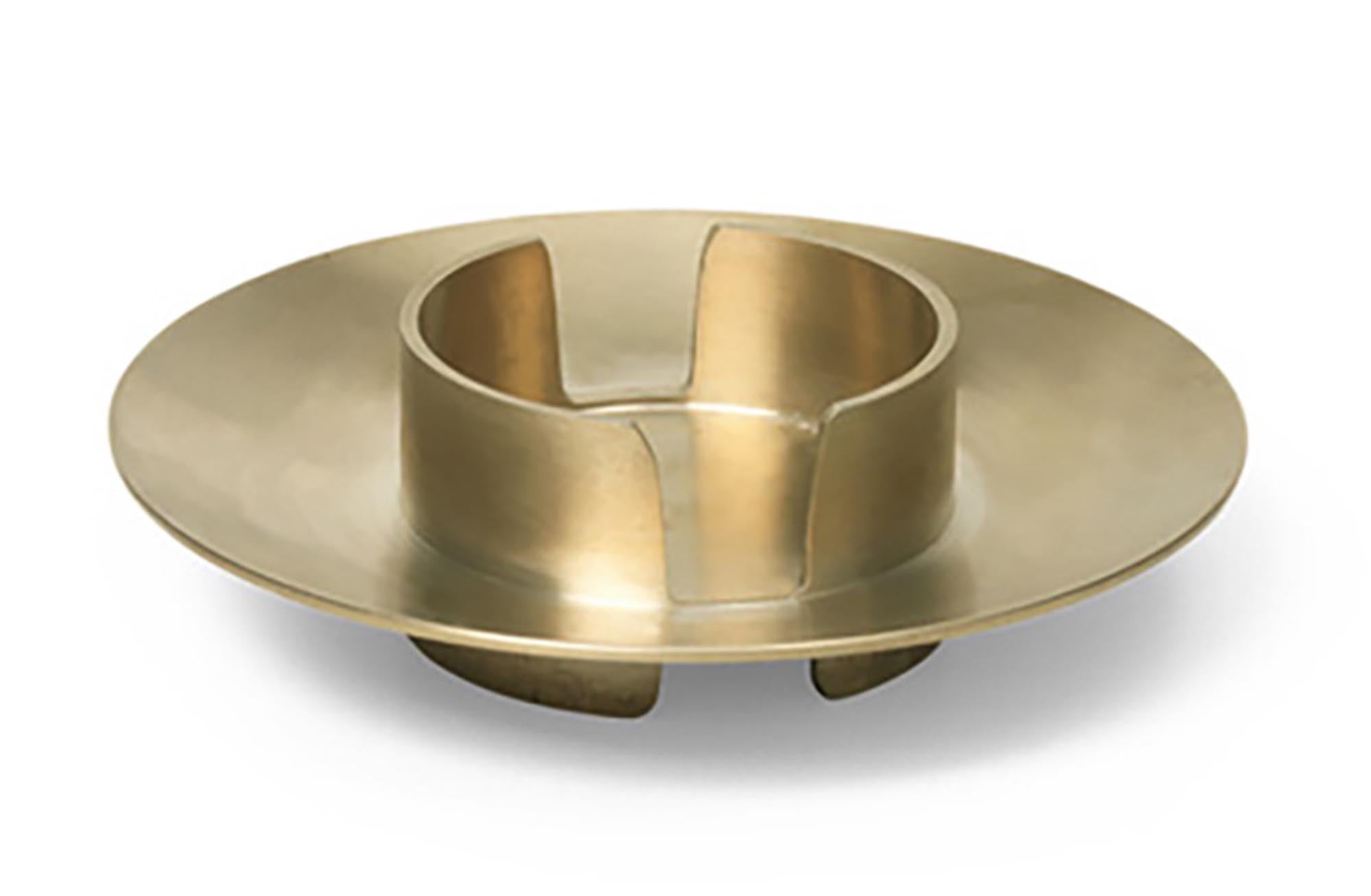 Entdecke den Block-Kerzenständer von Ferm Living: elegantes Design aus Messing, ideal für eine warme Atmosphäre und praktische Funktionalität.