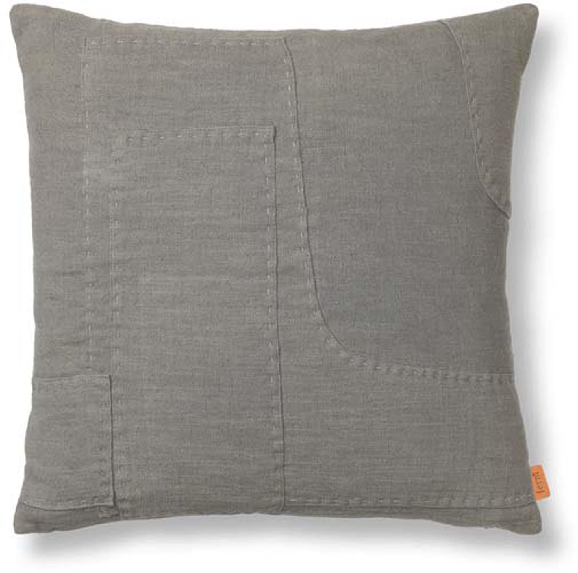 Das Darn-Kissen von Ferm Living: Kunstvolles Patchwork-Design, hochwertige Baumwolle und Leinen, ideal für stilvolle Wohnräume.