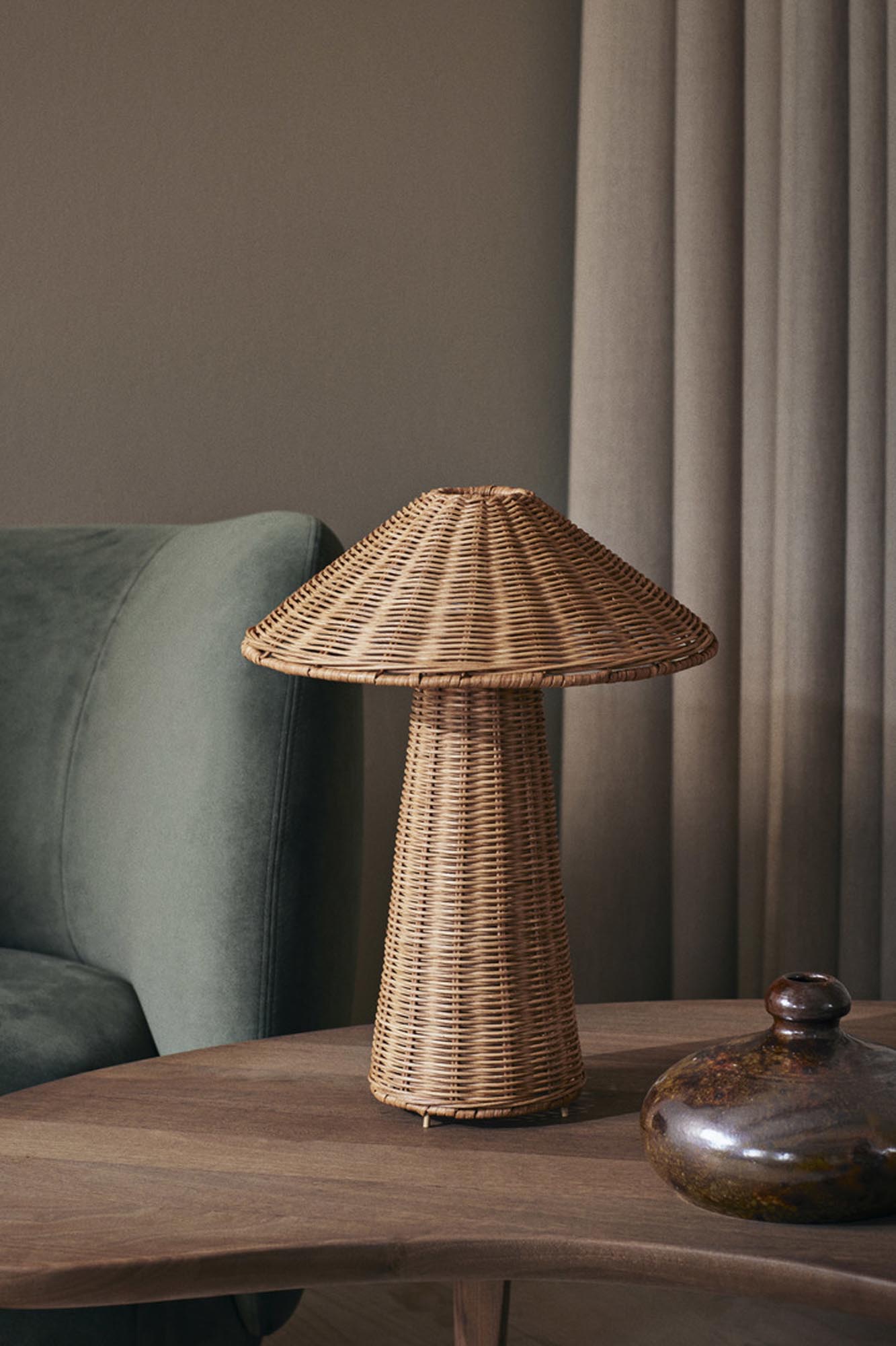 Stilvolle Dou Tischleuchte aus natürlichem Rattan von Ferm Living.