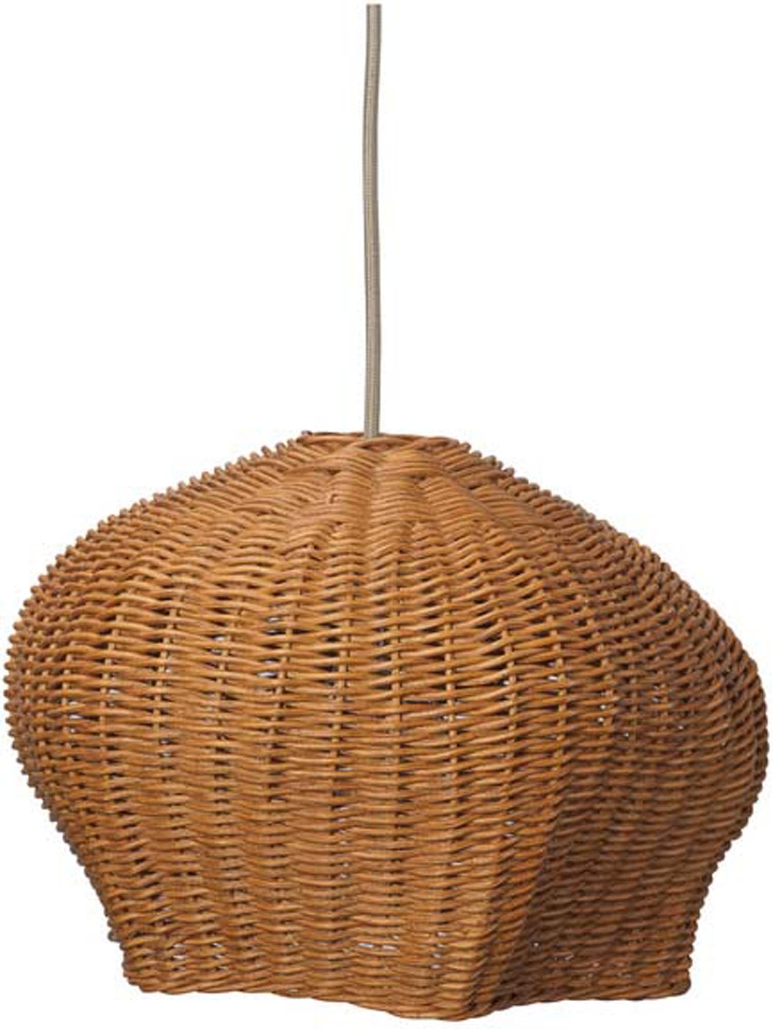 Der handgefertigte Drape Lampenschirm aus Rattan von Ferm Living verleiht jedem Raum Wärme und natürliche Eleganz.