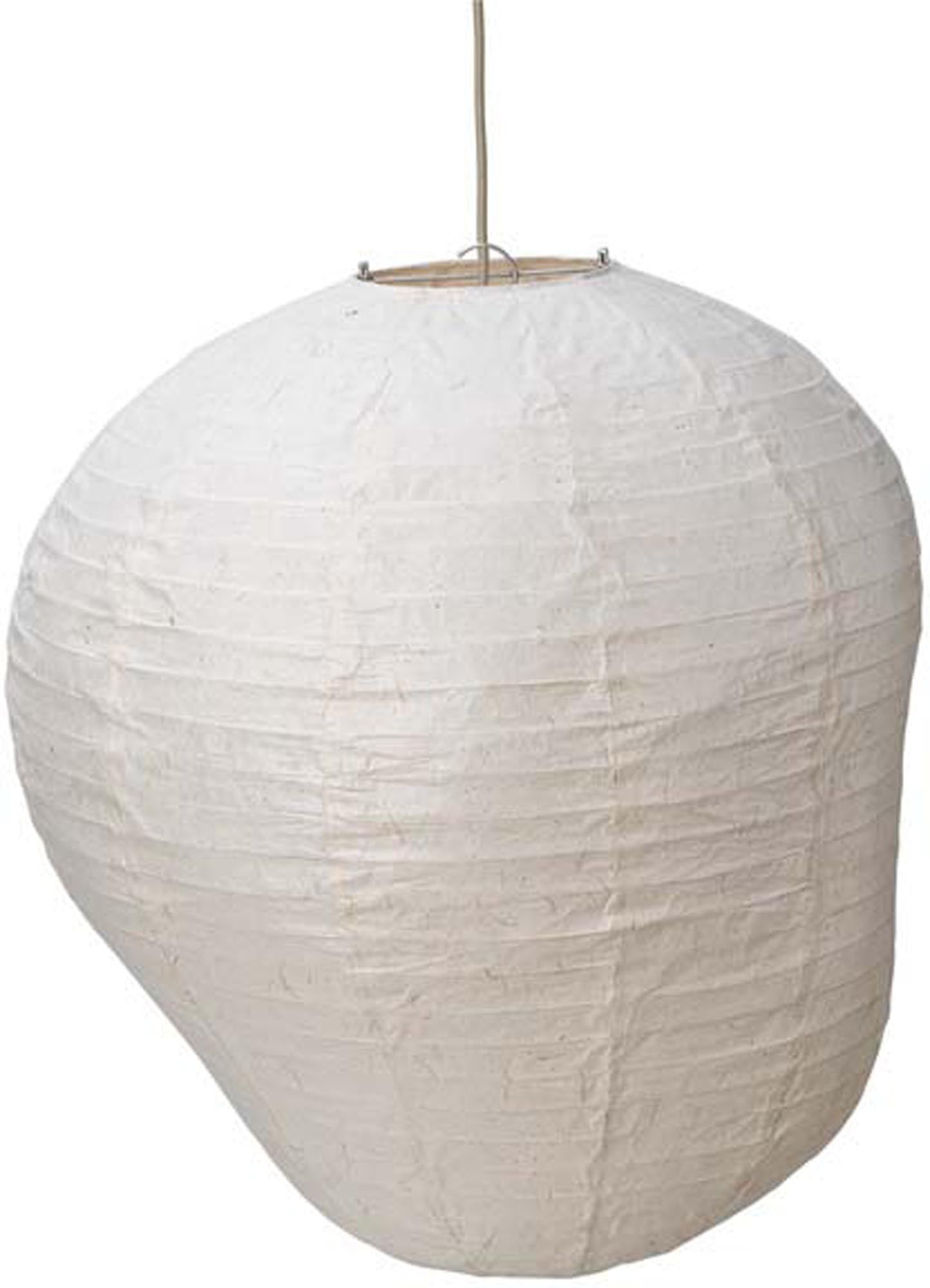 Entdecken Sie den Kurbis-Lampenschirm 60 von Ferm Living – ein stilvolles Designelement aus Washi-Edelstahlmix, ideal für größere Räume.