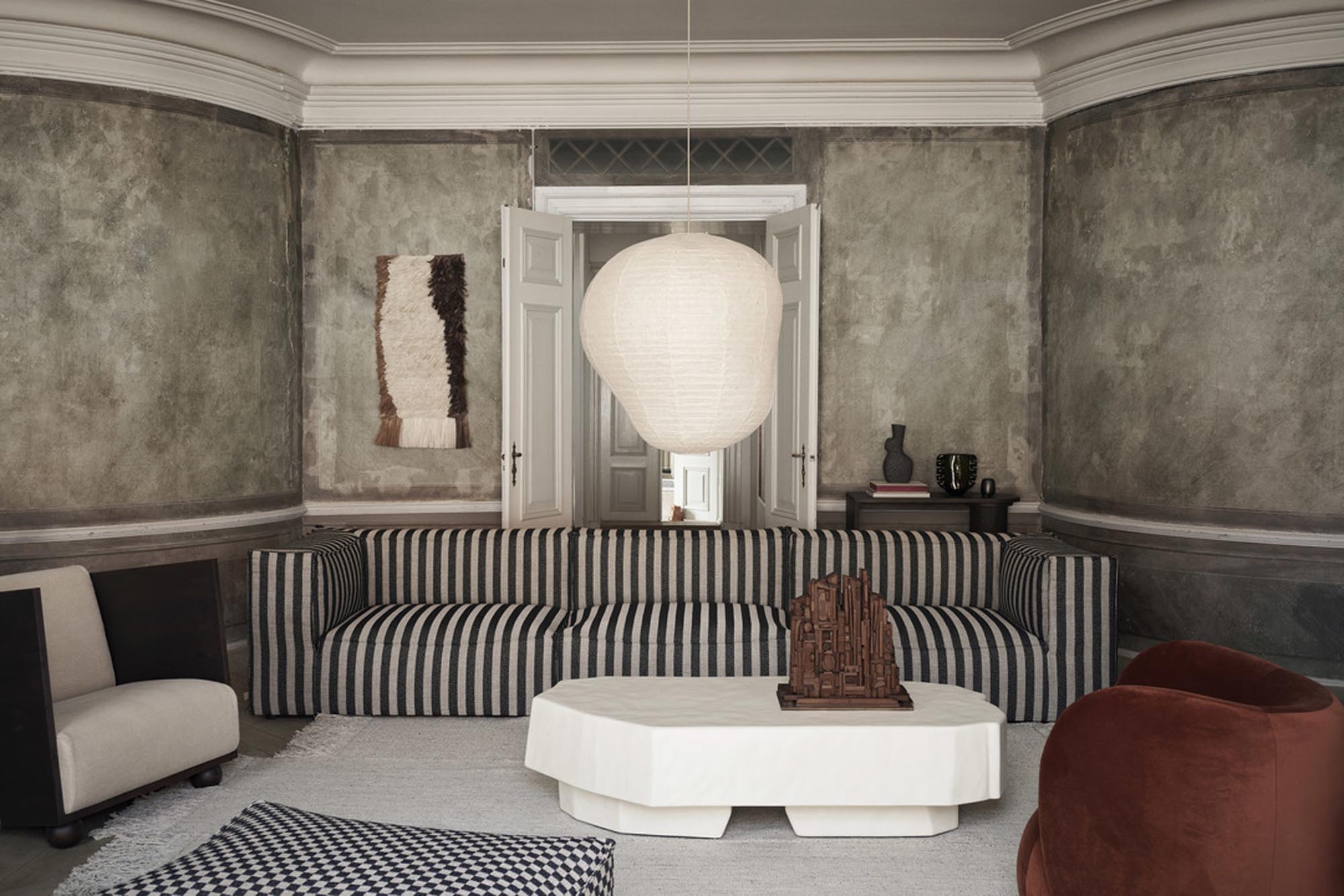 Erleben Sie den Kurbis-Lampenschirm 80 von Ferm Living – ein elegantes Lichtobjekt, das mit seiner asymmetrischen Form und hochwertigen Materialien jeden Raum verzaubert.