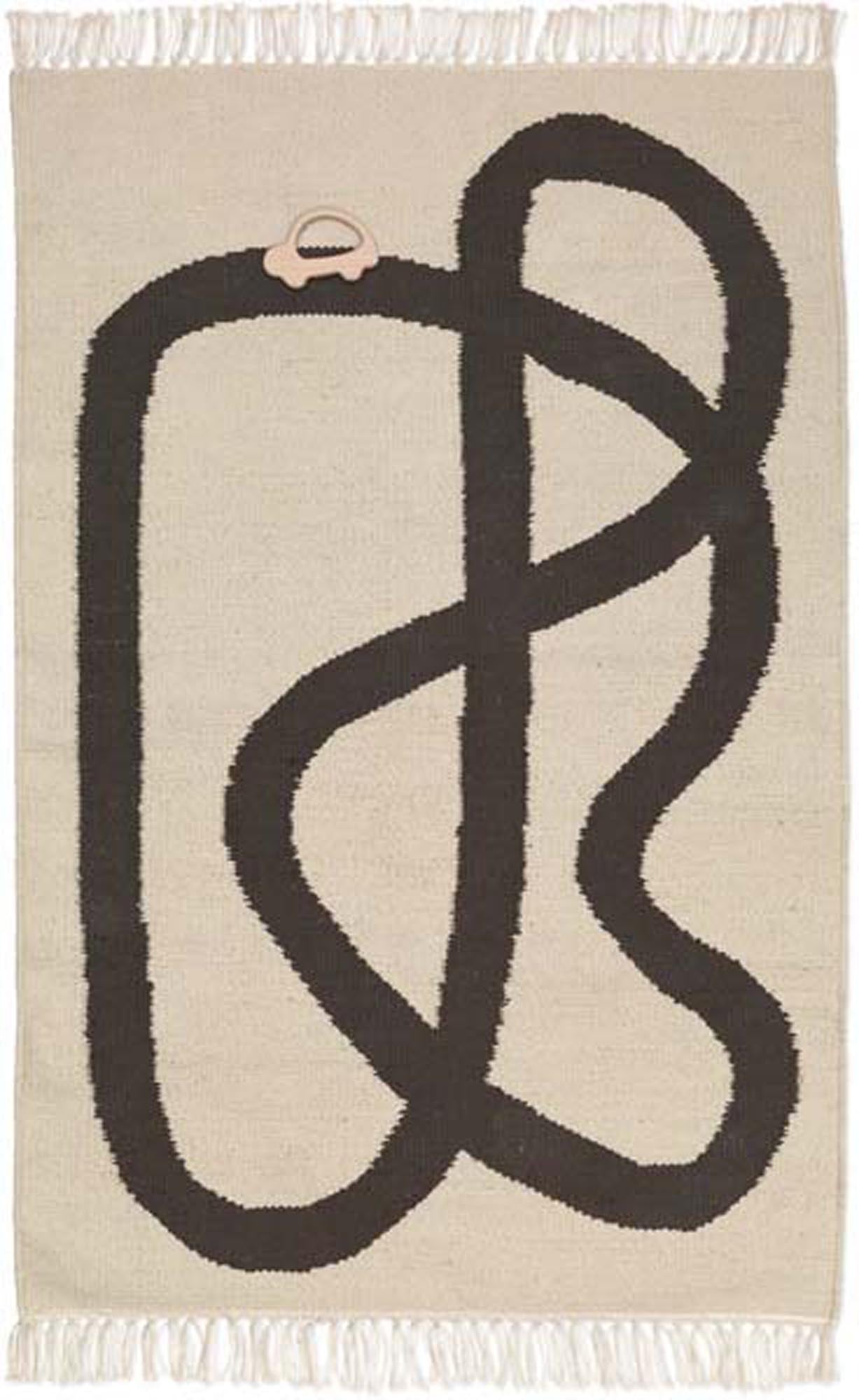 Lane Teppich von Ferm Living: Bio-Baumwolle, fantasievolles Strassendesign, inkl. Holzauto, ideal für Kinderzimmer.