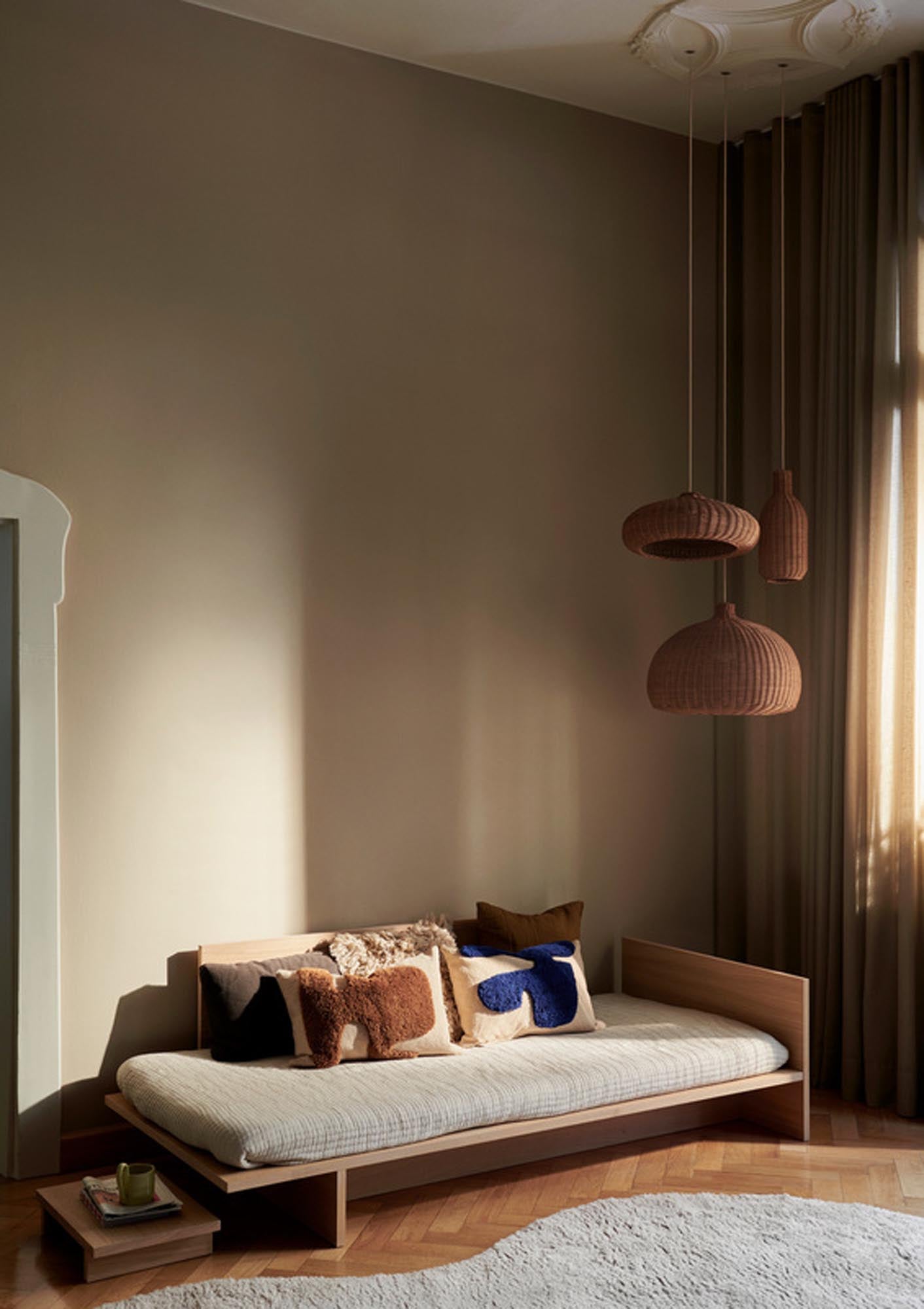 Entdecke das Lay Kissen von Ferm Living: Ein elegantes, rechteckiges Kissen aus hochwertigem Baumwoll-Canvas und neuseeländischer Wolle, das Stil und Komfort vereint.