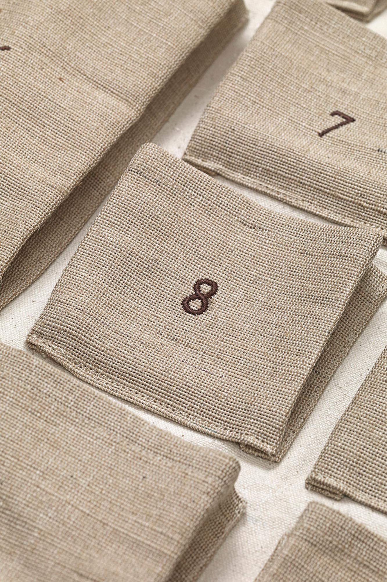 Entdecke den stilvollen Pine Weihnachtskalender - Maxi von Ferm Living. 24 liebevoll gestaltete Taschen aus Jute und Baumwolle für eine festliche Adventszeit.