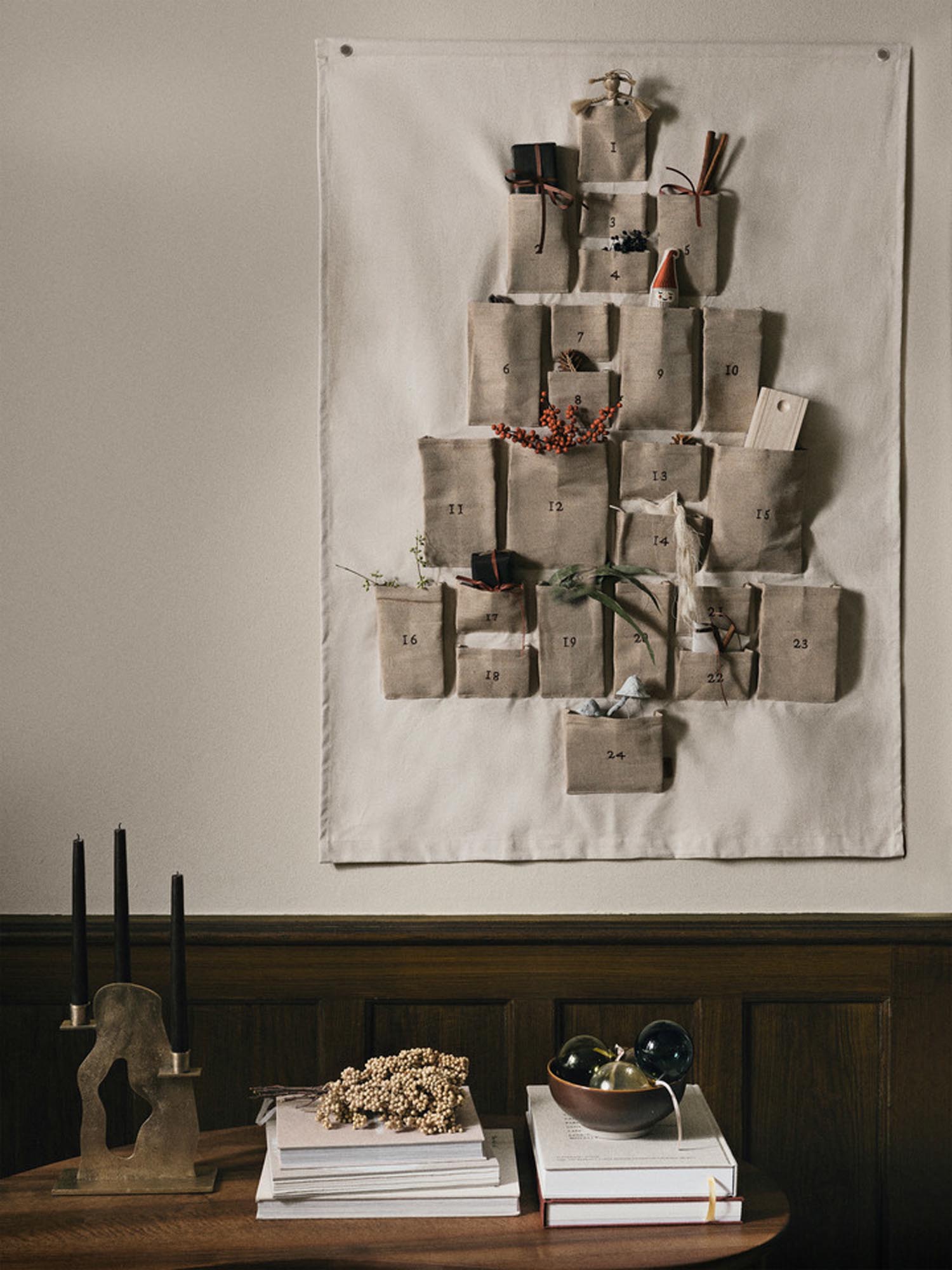 Pine Weihnachtskalender - Maxi in Natural präsentiert im Onlineshop von KAQTU Design AG. Weihnachtszubehör ist von Ferm Living