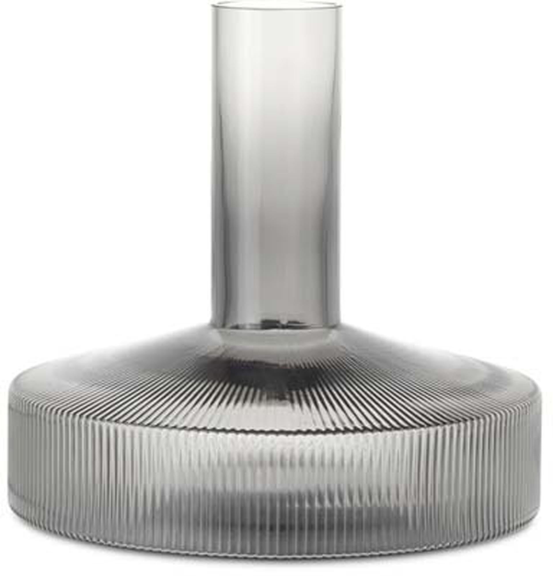 Elegante Ferm Living Karaffe: Perfekte Symbiose aus Form und Funktion.