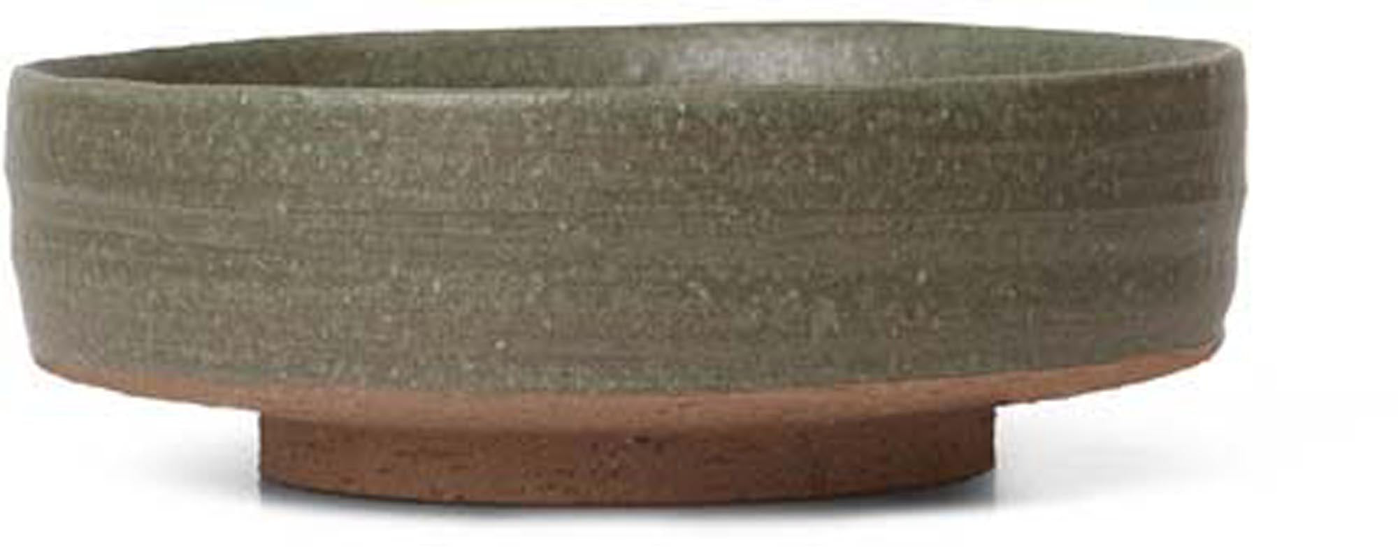 Entdecke die Serena-Schüssel - Ø18 von Ferm Living. Handgefertigt aus Steingut, ideal für Salate, Snacks und als stilvolles Dekorationsobjekt.